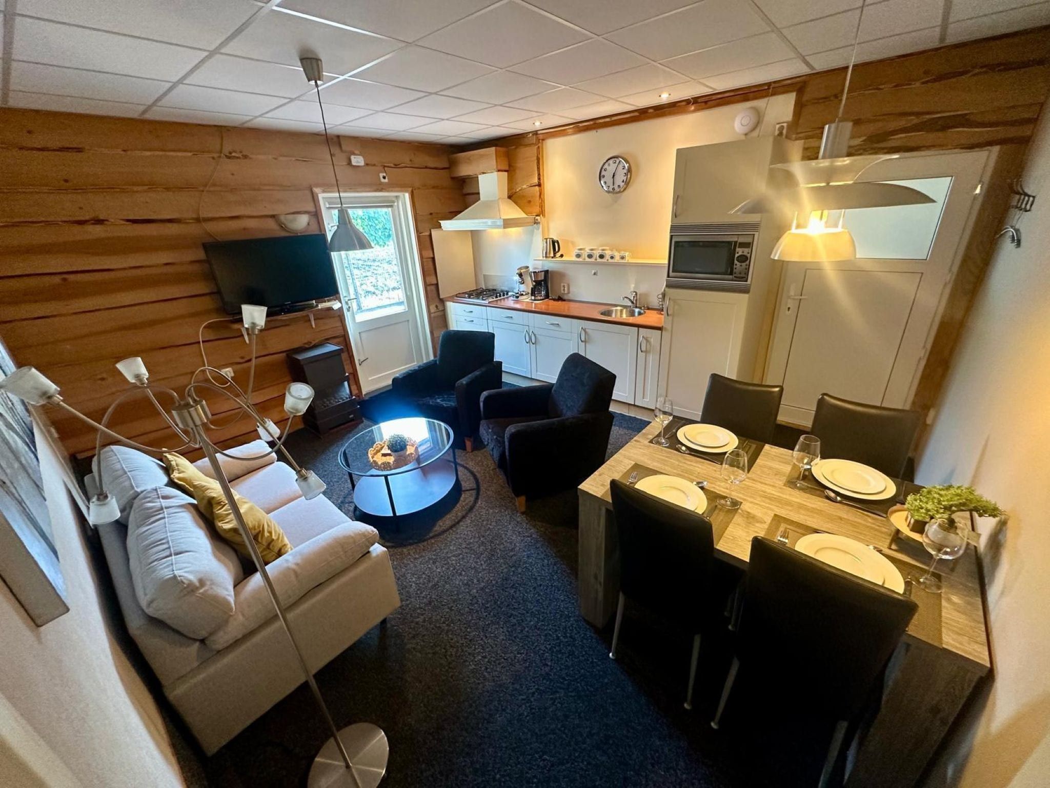 De woonkamer van Okken House 3A in Elim