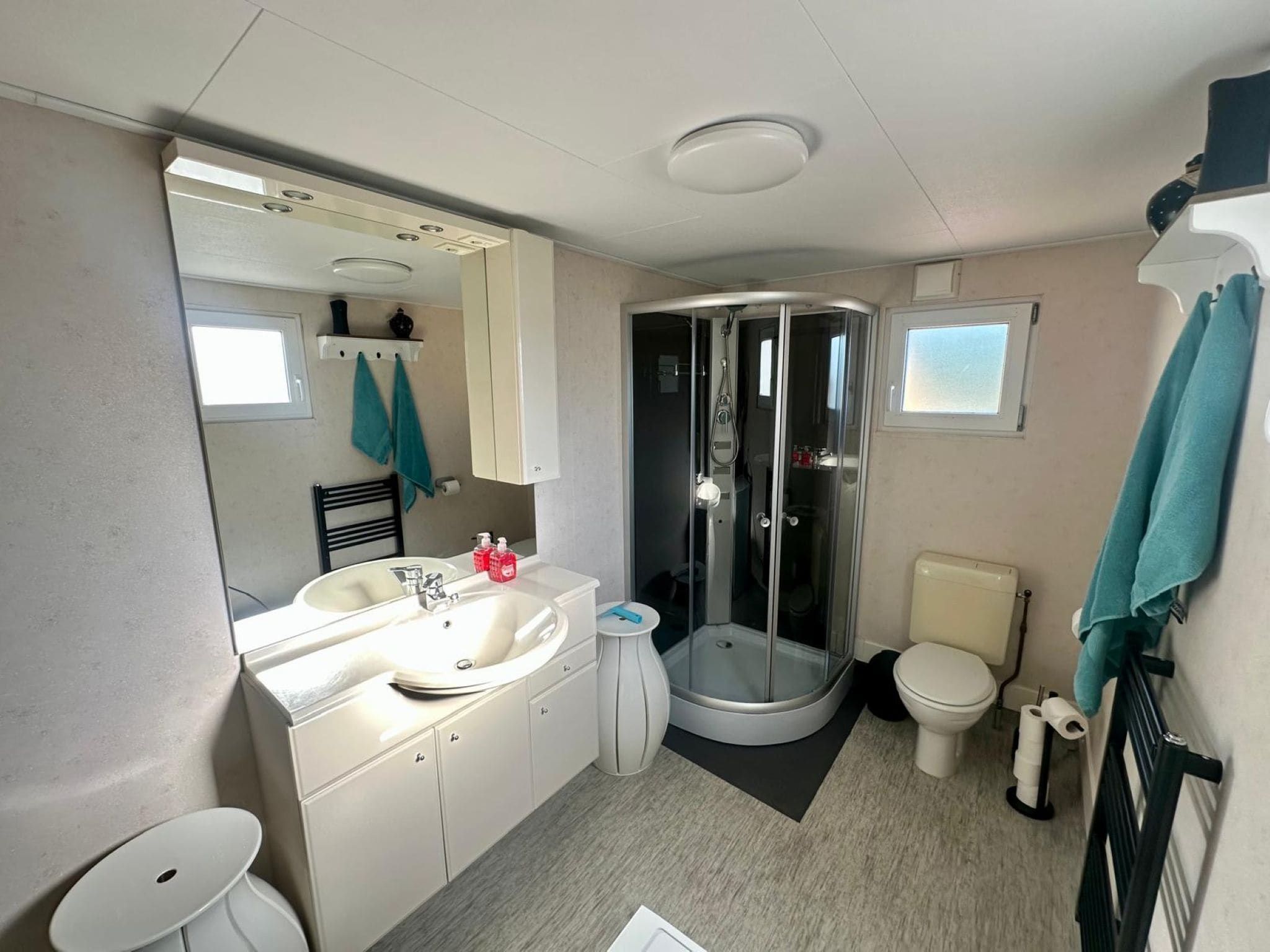 De badkamer van Okken House 3A in Elim