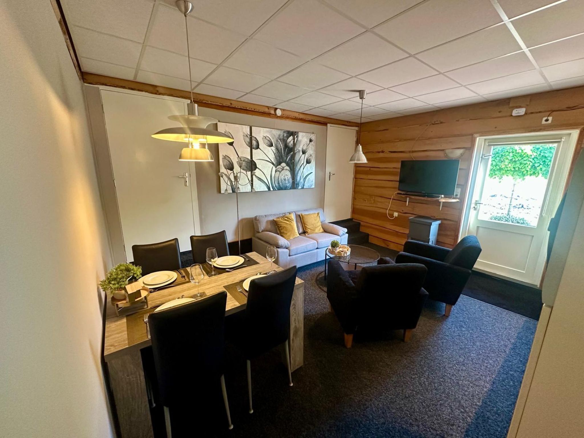 De eetkamer van Okken House 3A in Elim