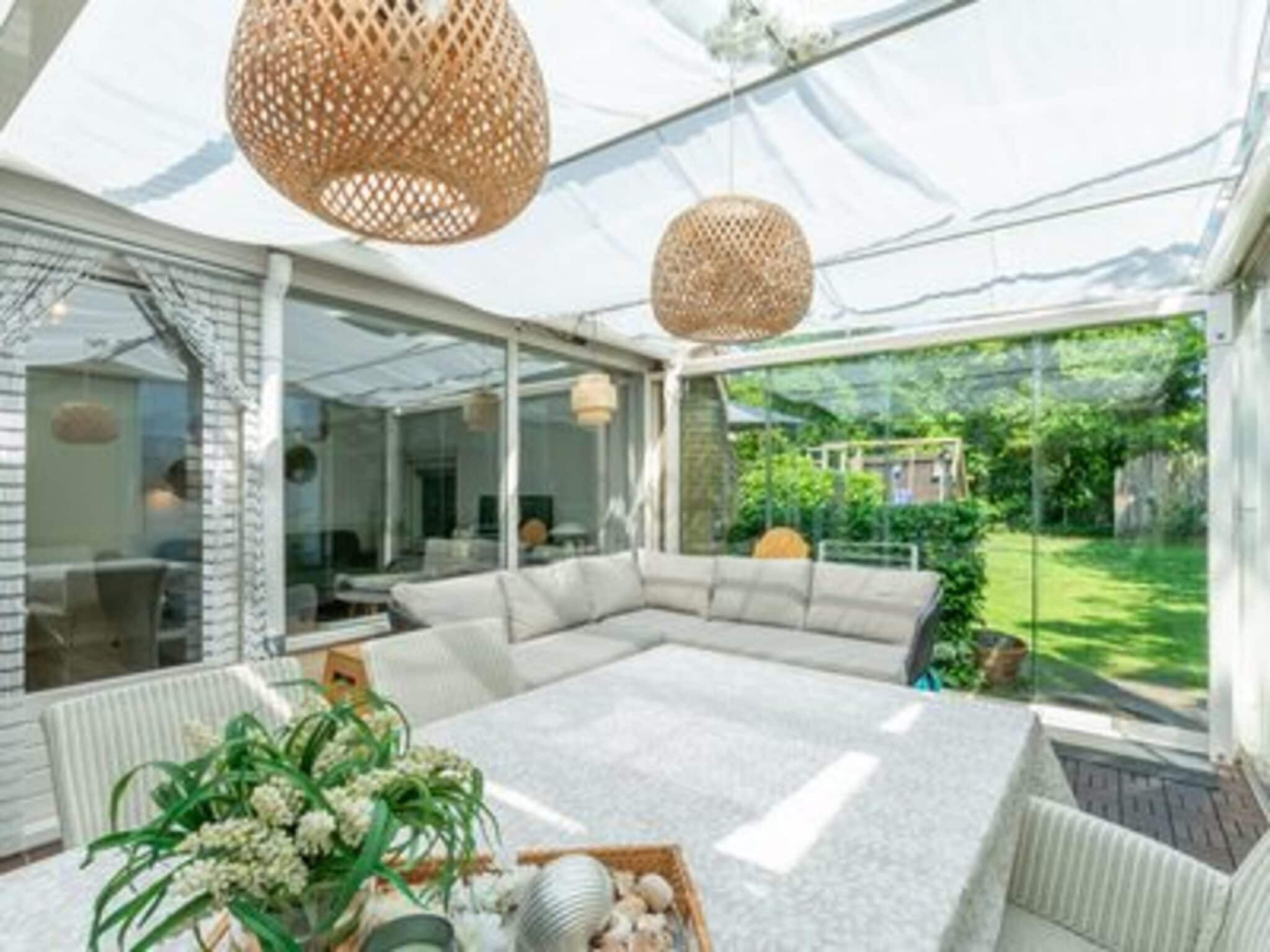 Het terras van Duinland 188 in Sint Maartenszee