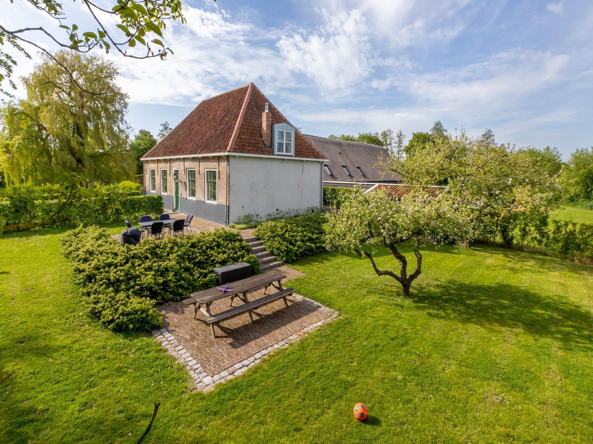 De buitenkant van Vakantiehuis 'Boerderij Molenhof' - Stationsweg 5  Heinkenszand in Heinkenszand