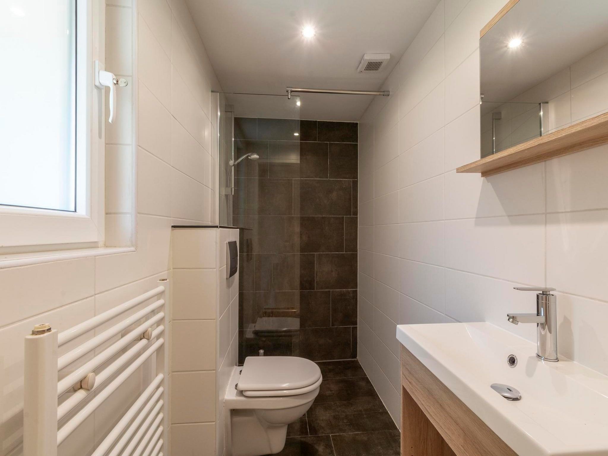 De badkamer van Sandepark 118 in Groote Keeten