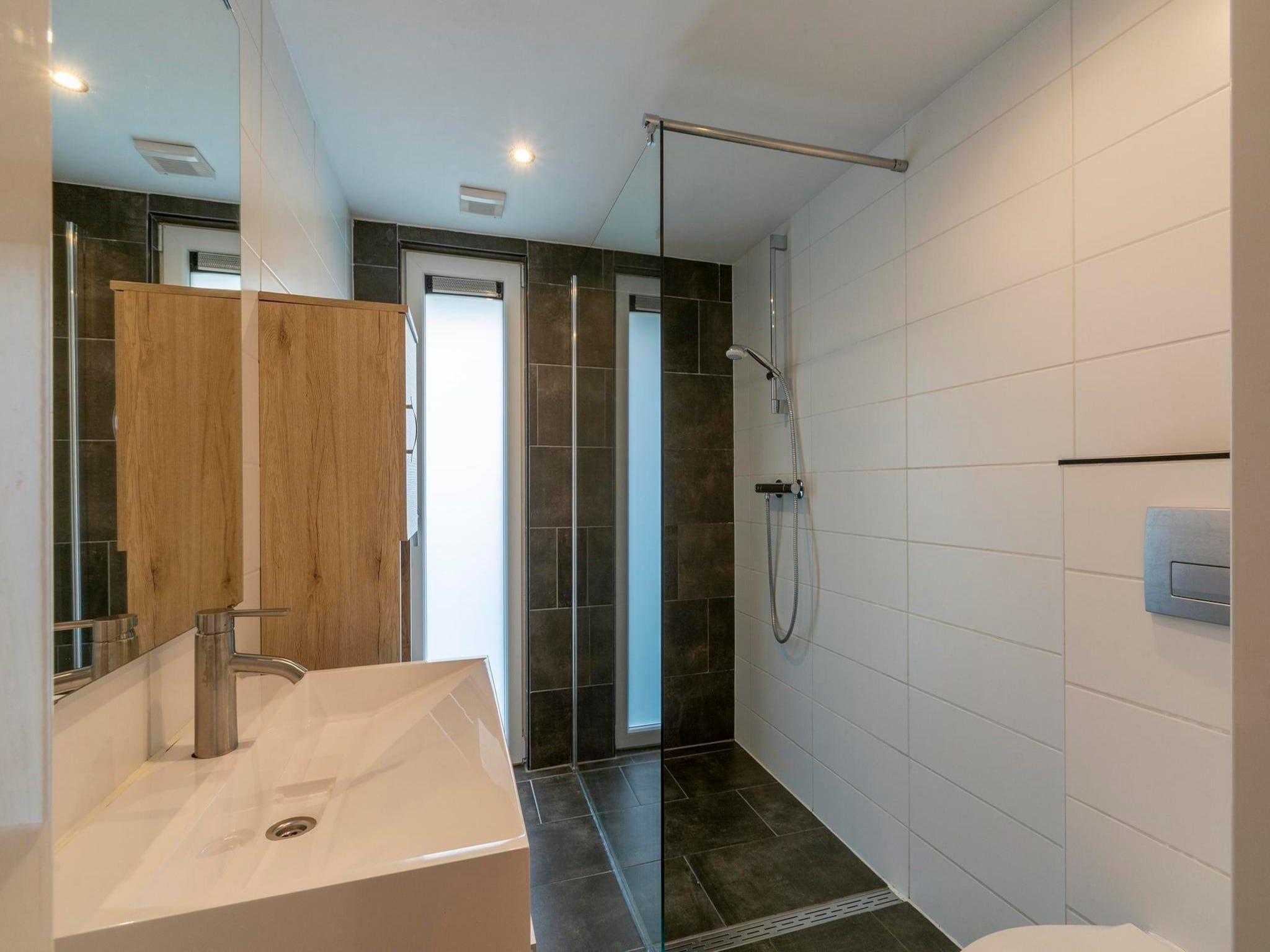 De badkamer van Sandepark 118 in Groote Keeten