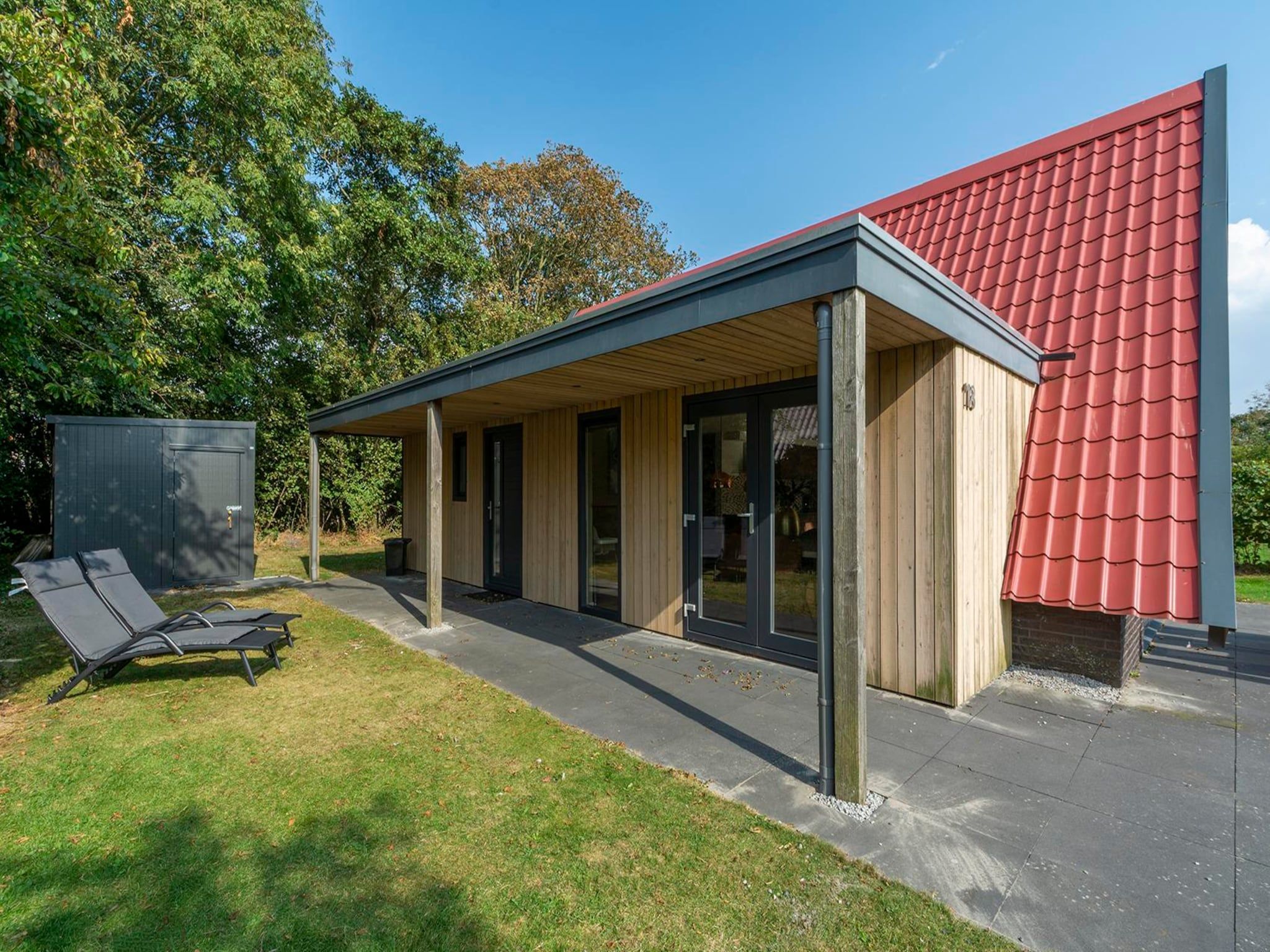 Het terras van Sandepark 118 in Groote Keeten