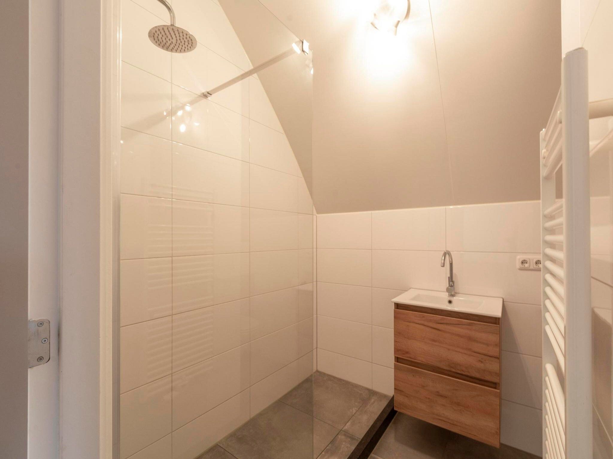 De badkamer van Lazy Daisy in Groote Keeten