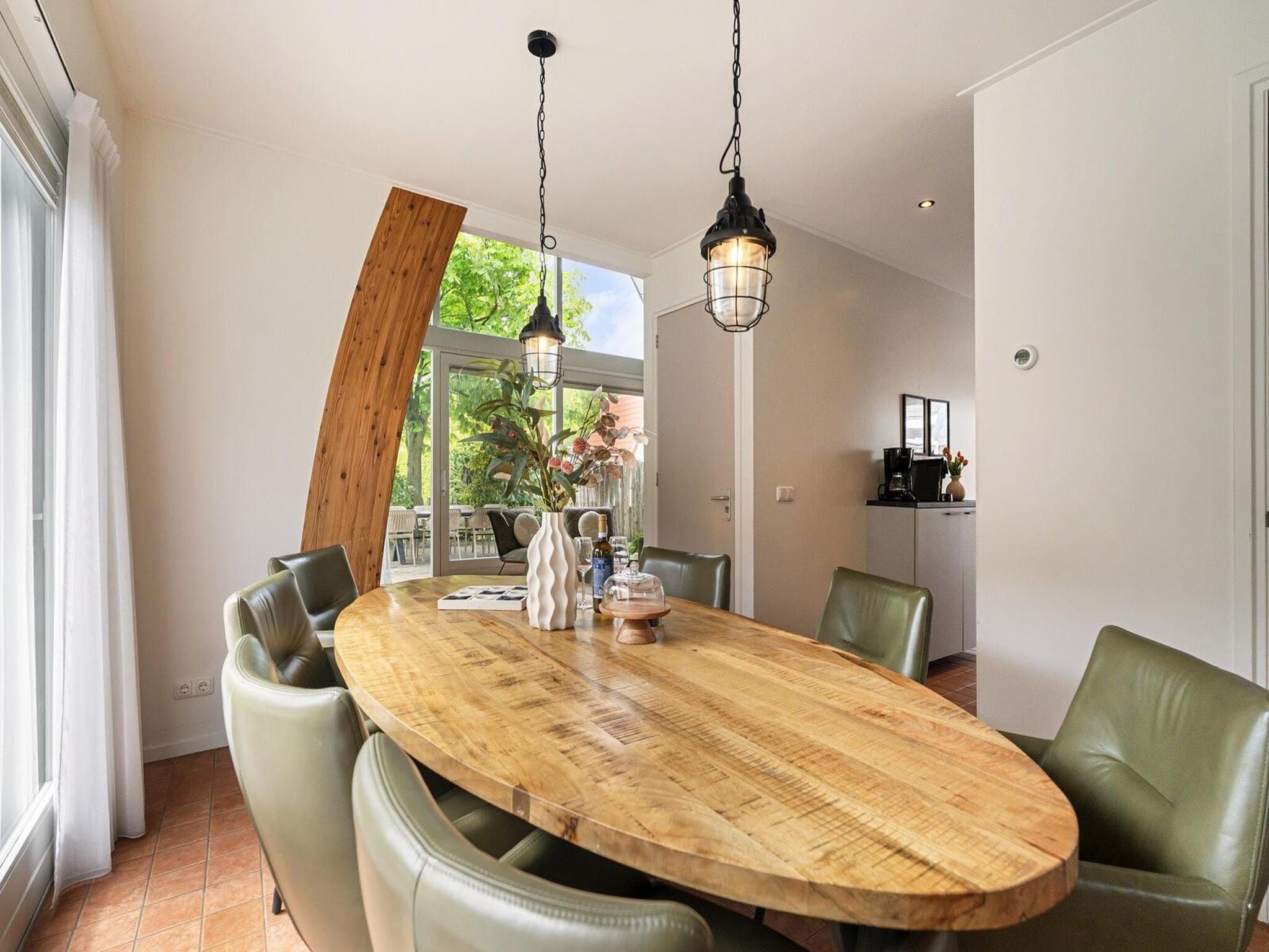 De eetkamer van Lazy Daisy in Groote Keeten