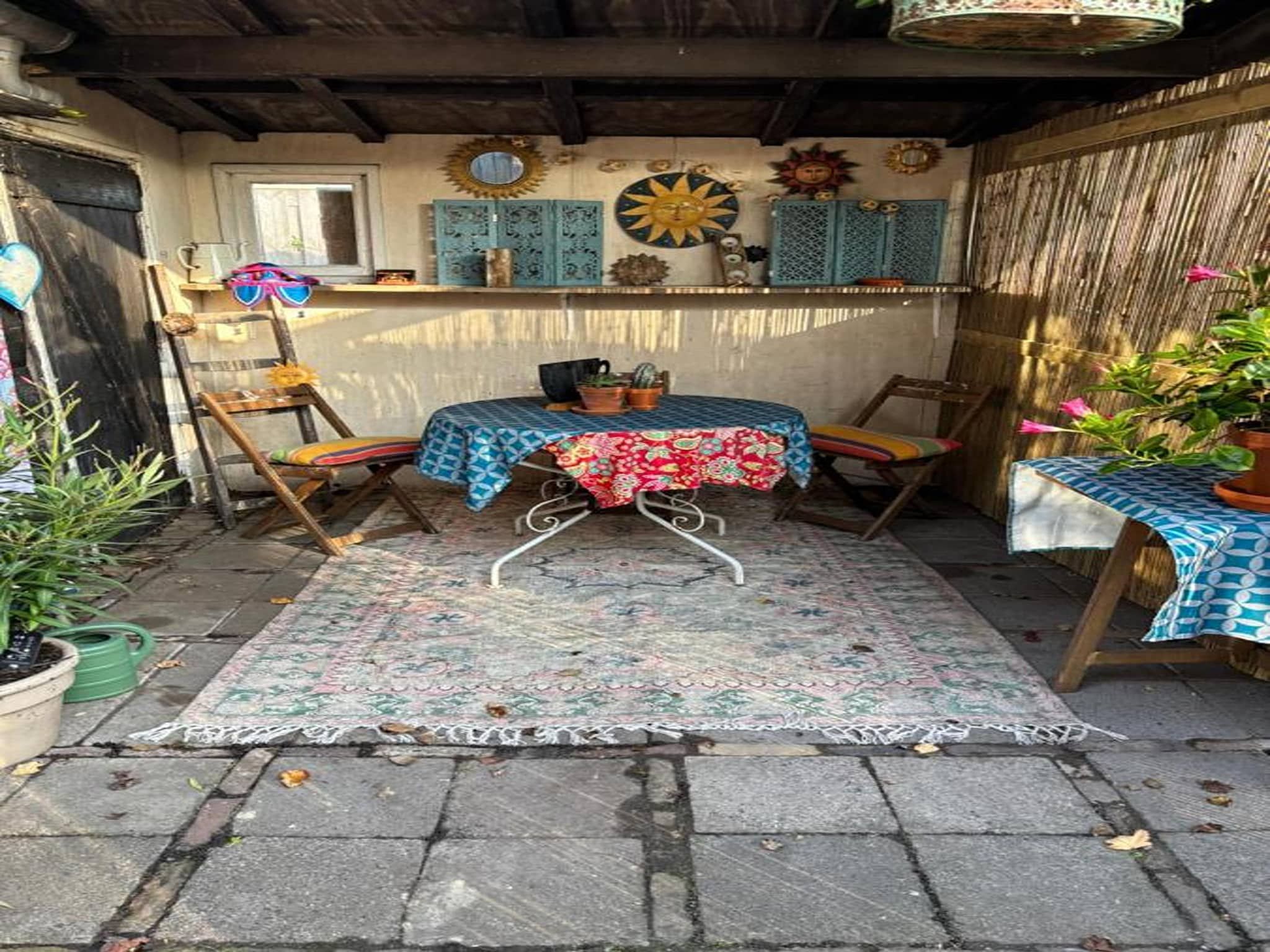 Het terras van B&B de Gouwe Tijd in Noordgouwe