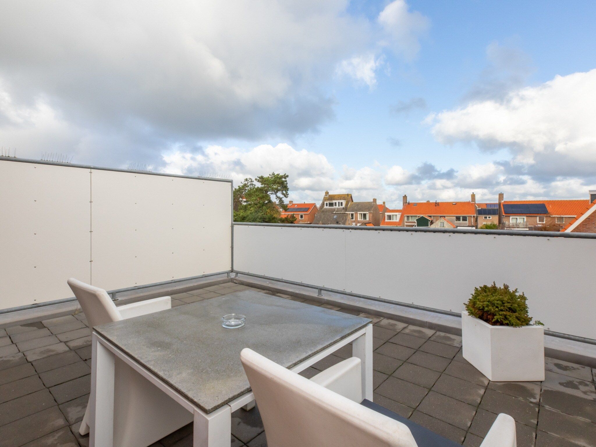 Het terras van Vakantiewoning 't Zoete Licht Residenz - Willibrordusplein 28 C  Zoutelande in Zoutelande