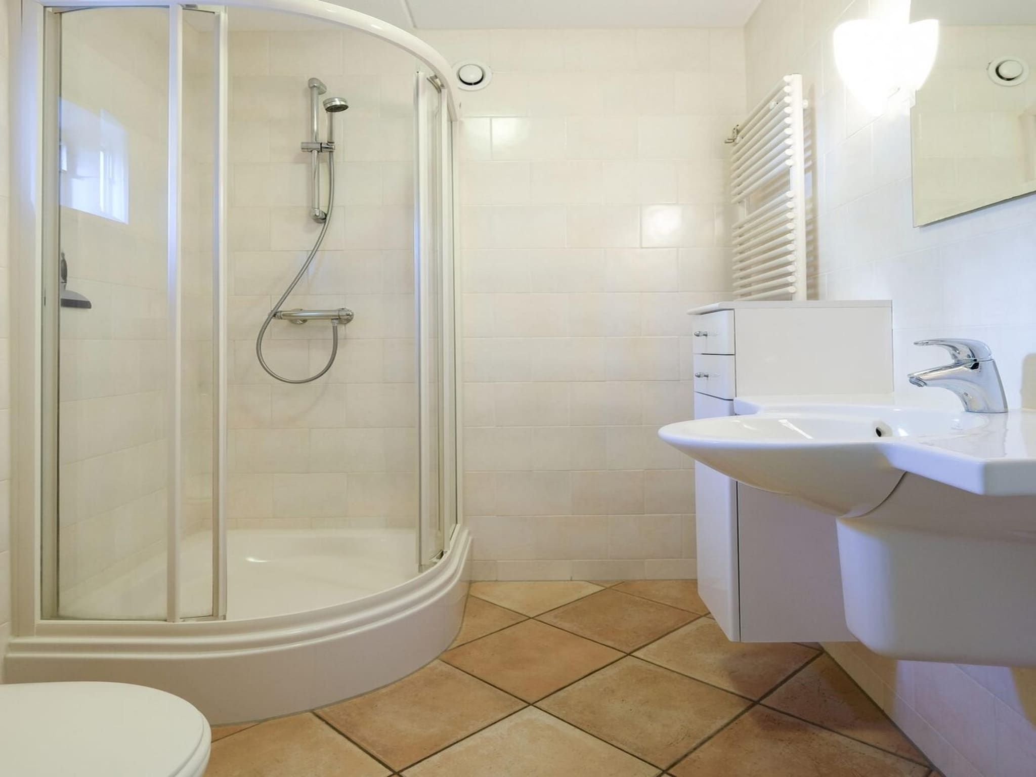 De badkamer van Anzelhoef 5 in Sint Maartenszee