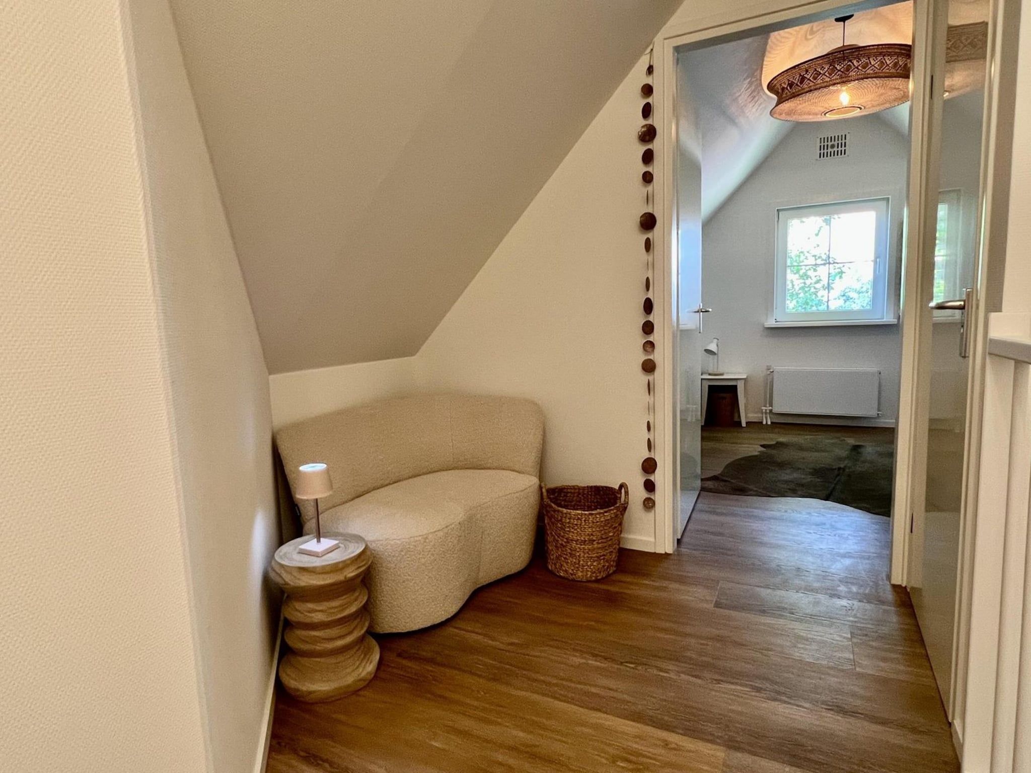 De woonkamer van Anzelhoef 26 in Sint Maartenszee
