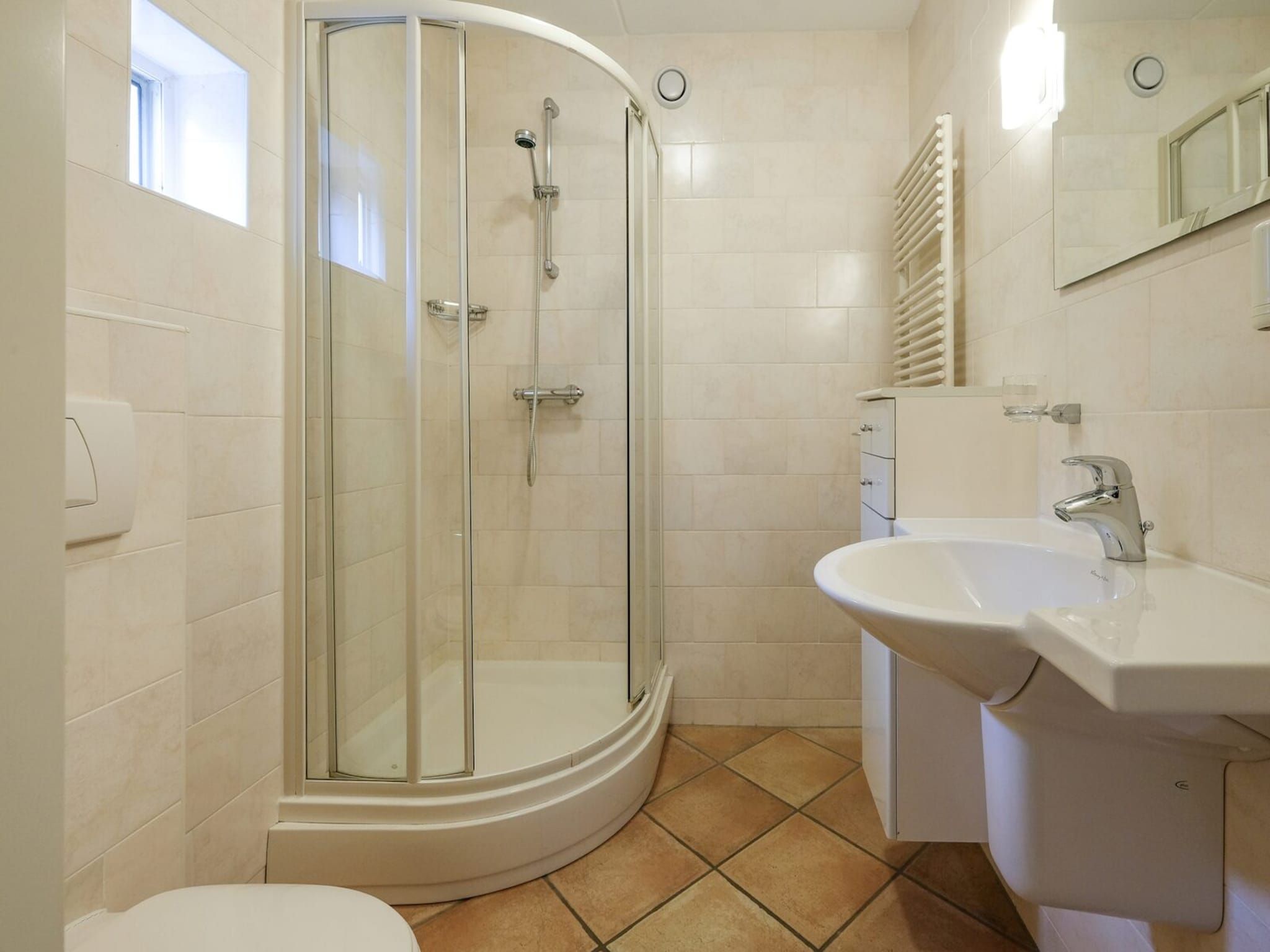 De badkamer van Anzelhoef 28 in Sint Maartenszee