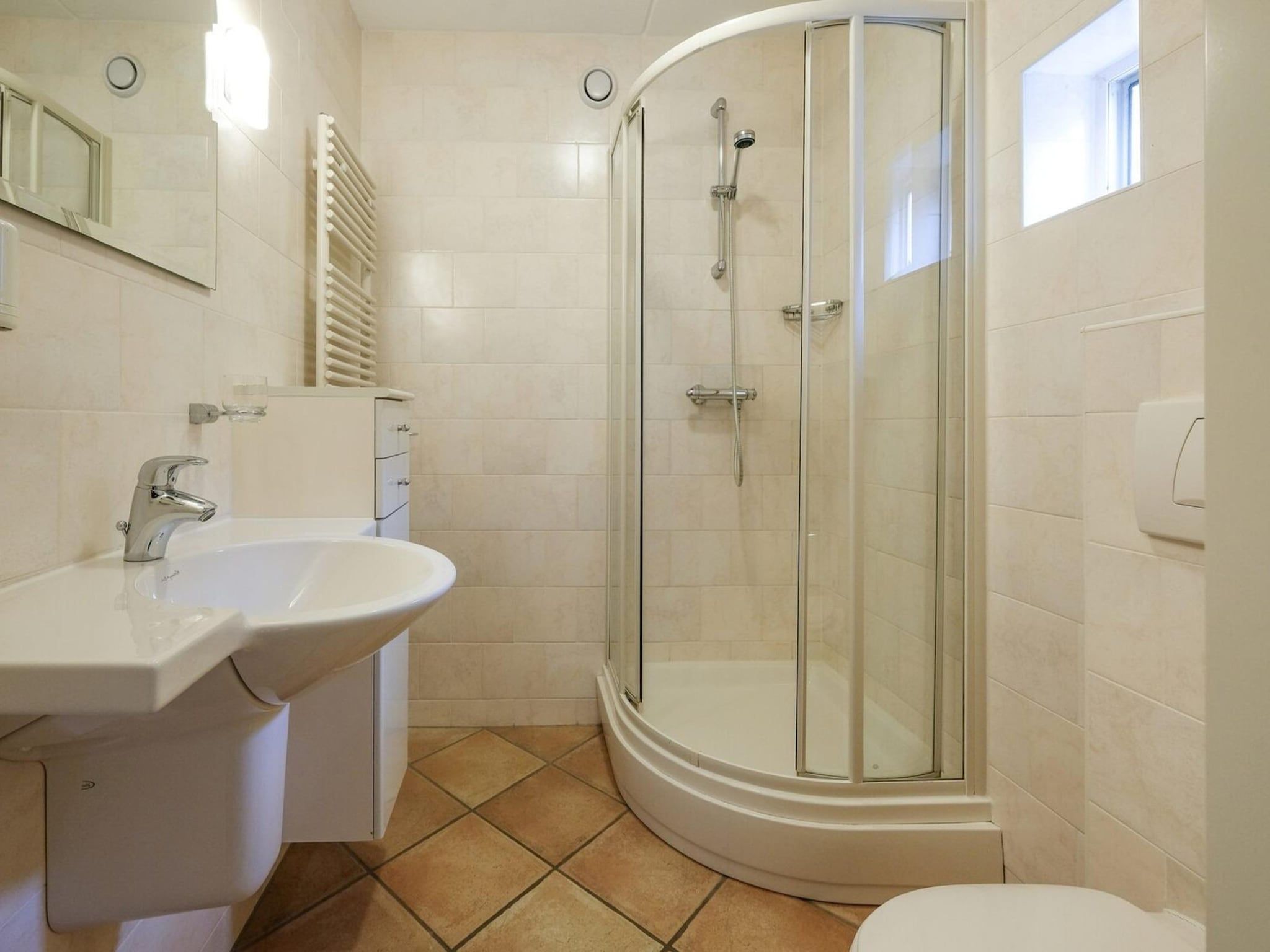 De badkamer van Anzelhoef 28 in Sint Maartenszee