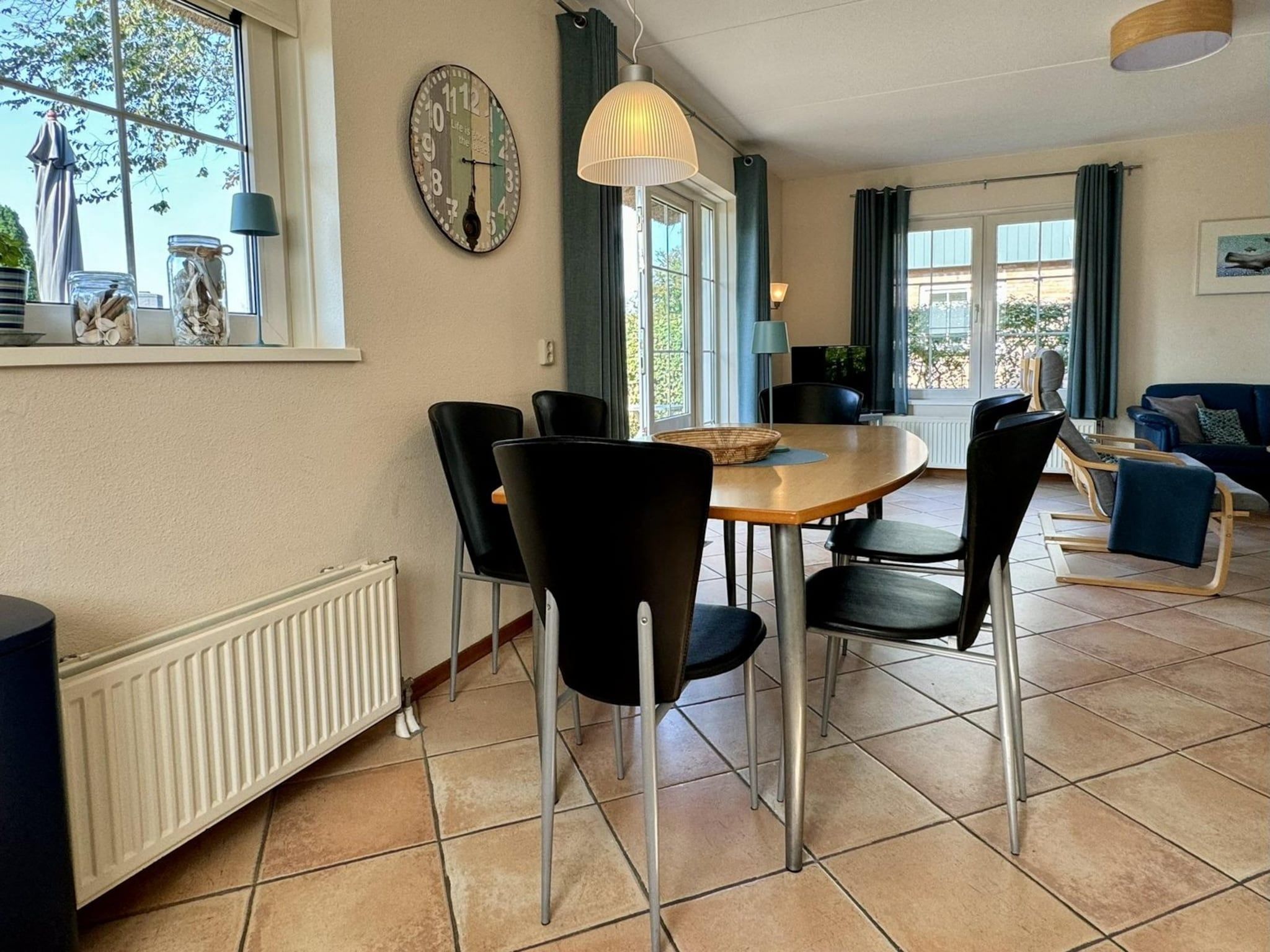 De eetkamer van Anzelhoef 32 in Sint Maartenszee