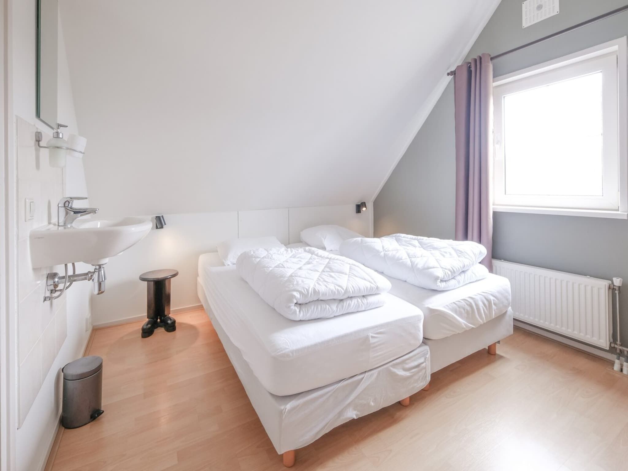 Een slaapkamer van Anzelhoef 35 in Sint Maartenszee