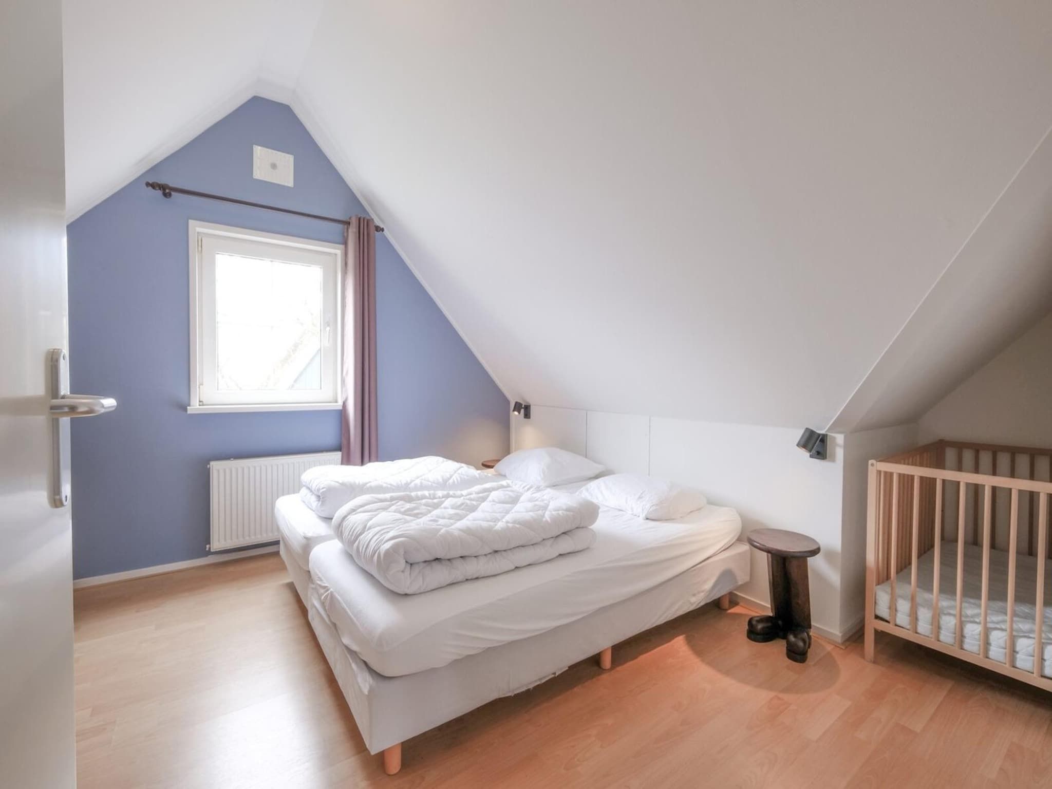 Een slaapkamer van Anzelhoef 35 in Sint Maartenszee