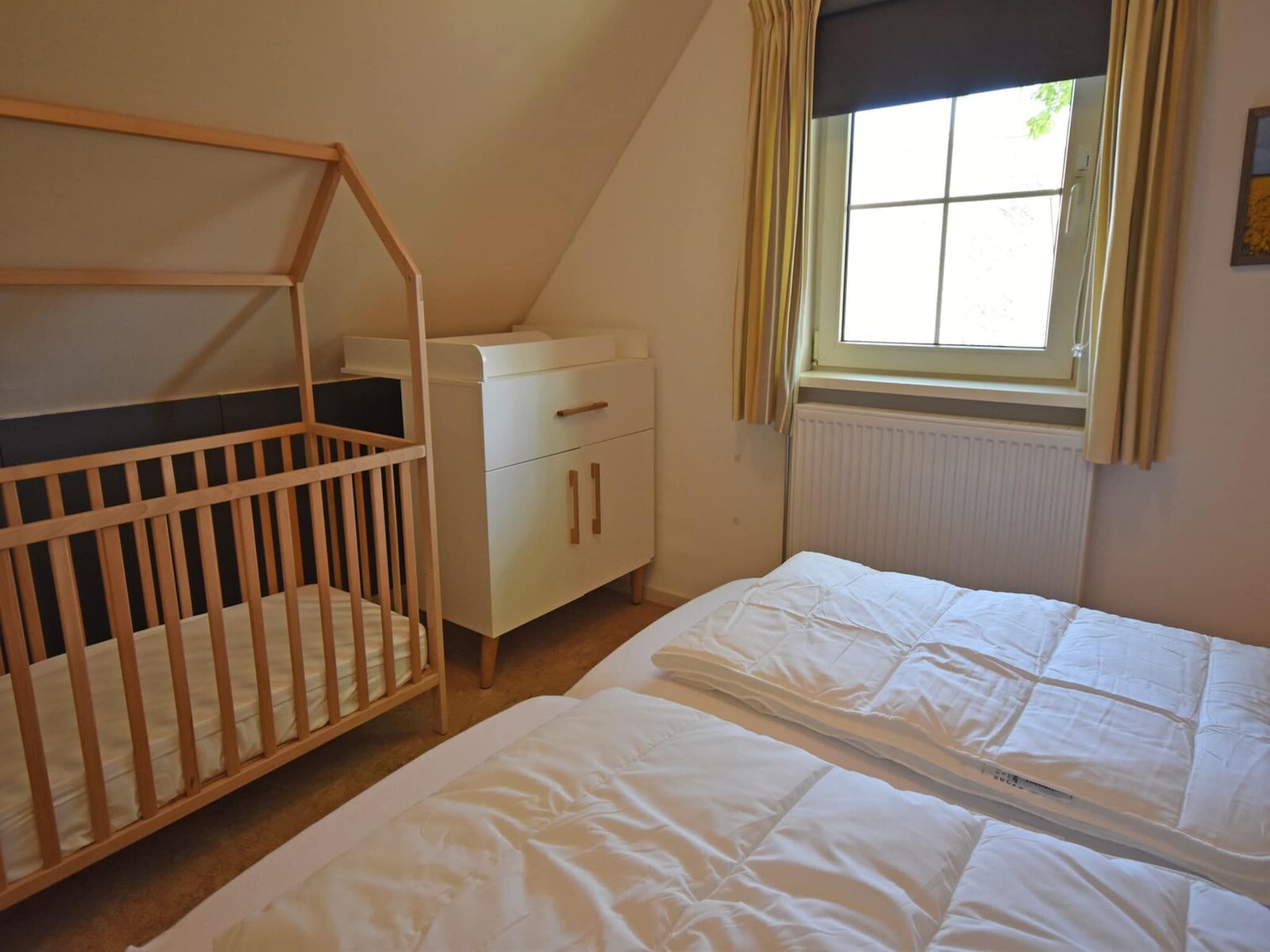 Een slaapkamer van Anzelhoef 11 in Sint Maartenszee