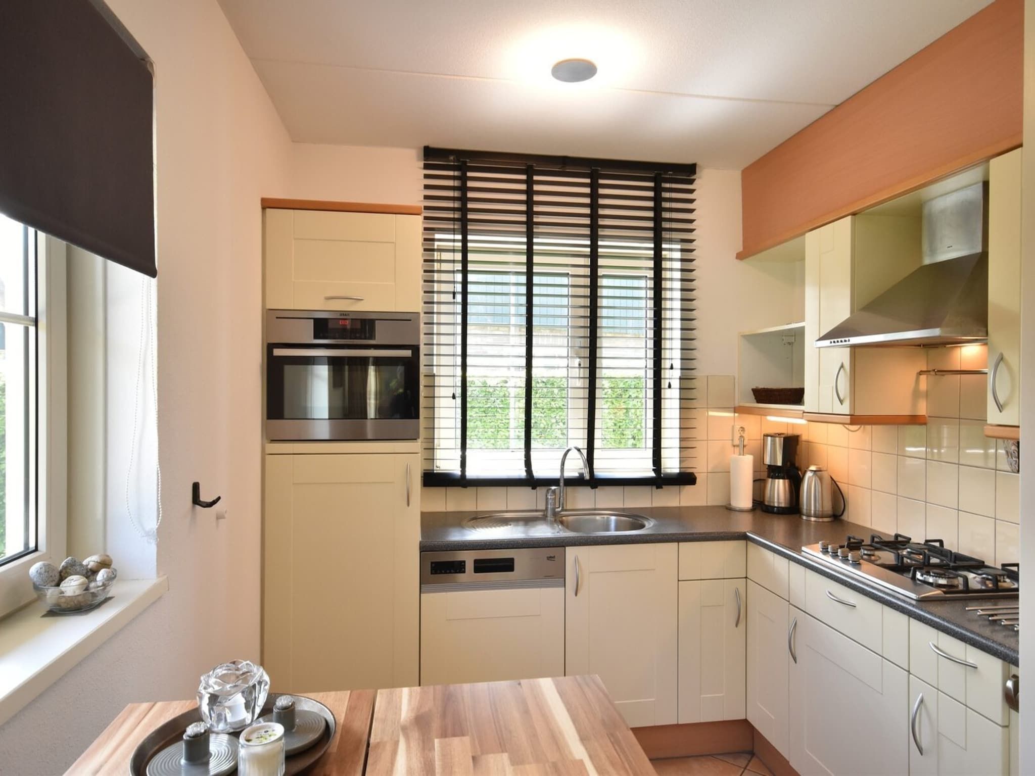 De eetkamer van Anzelhoef 11 in Sint Maartenszee
