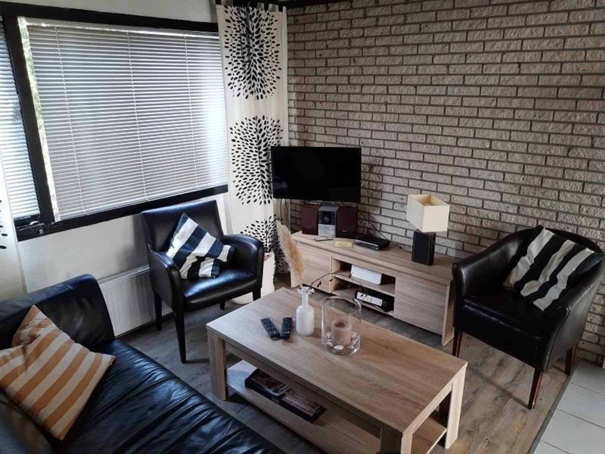 De woonkamer van Belkmerduinen 23 in Sint Maartenszee