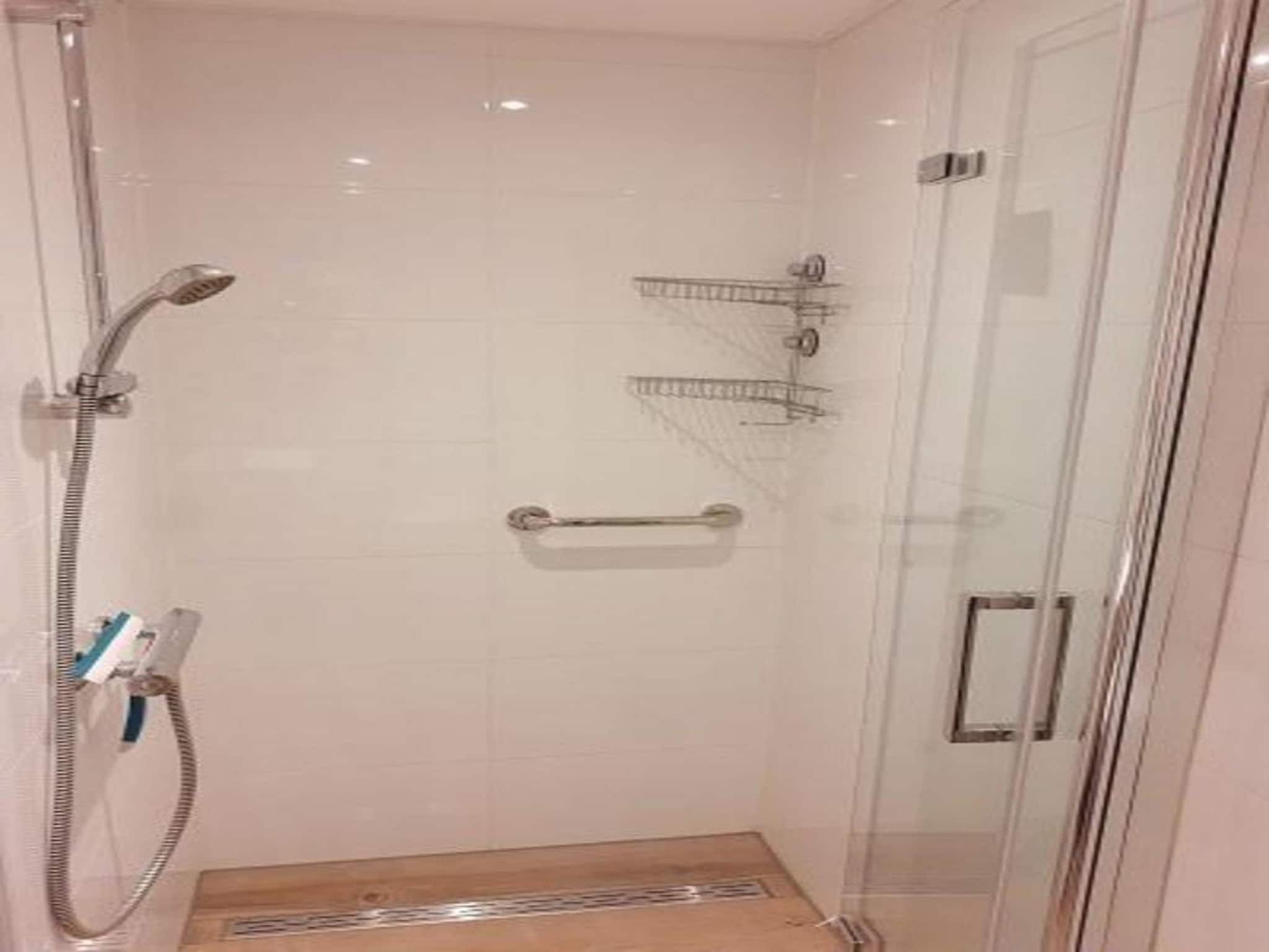 De badkamer van Belkmerduinen 23 in Sint Maartenszee