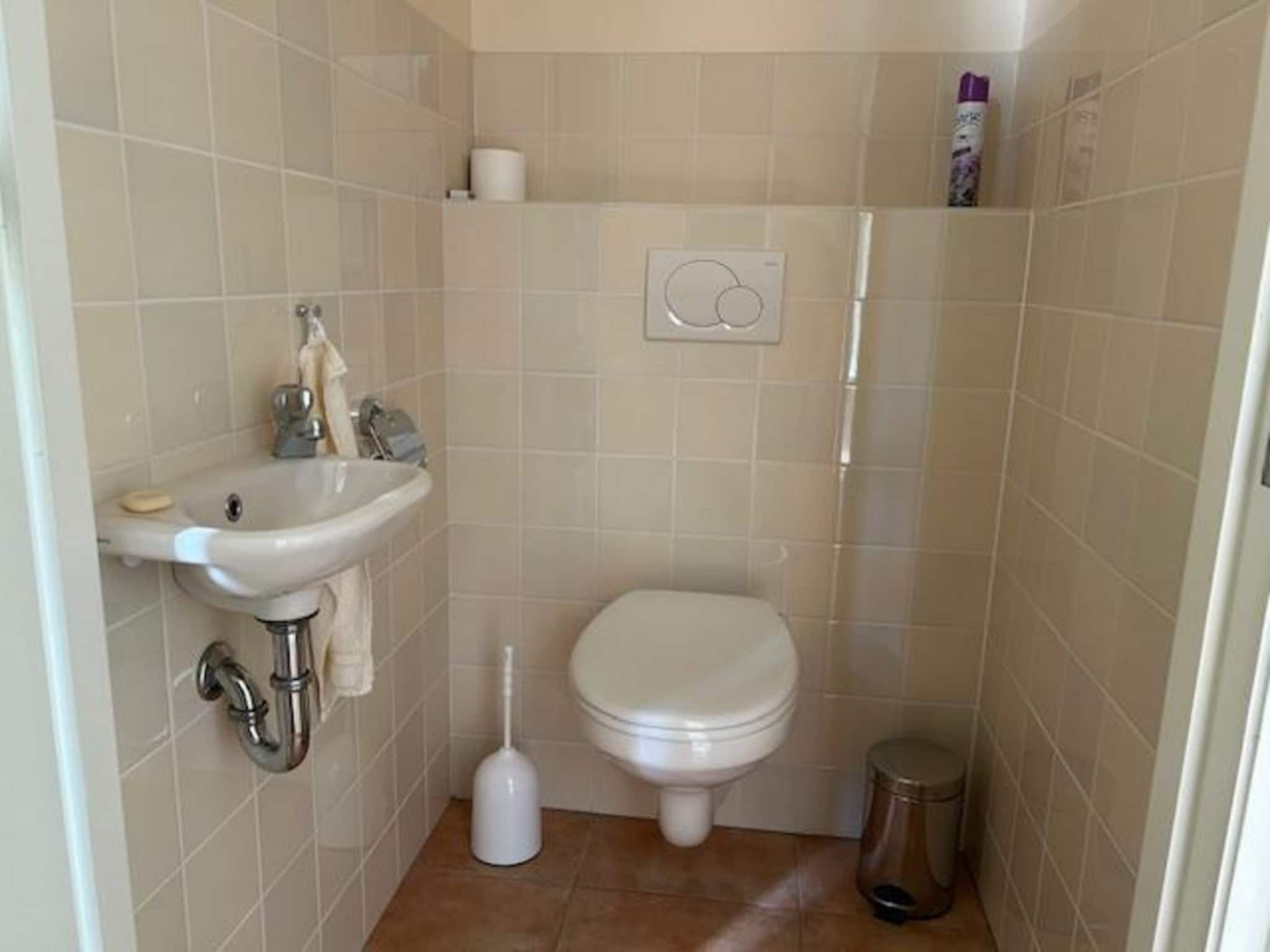 De badkamer van Campanula 11 in Sint Maartenszee