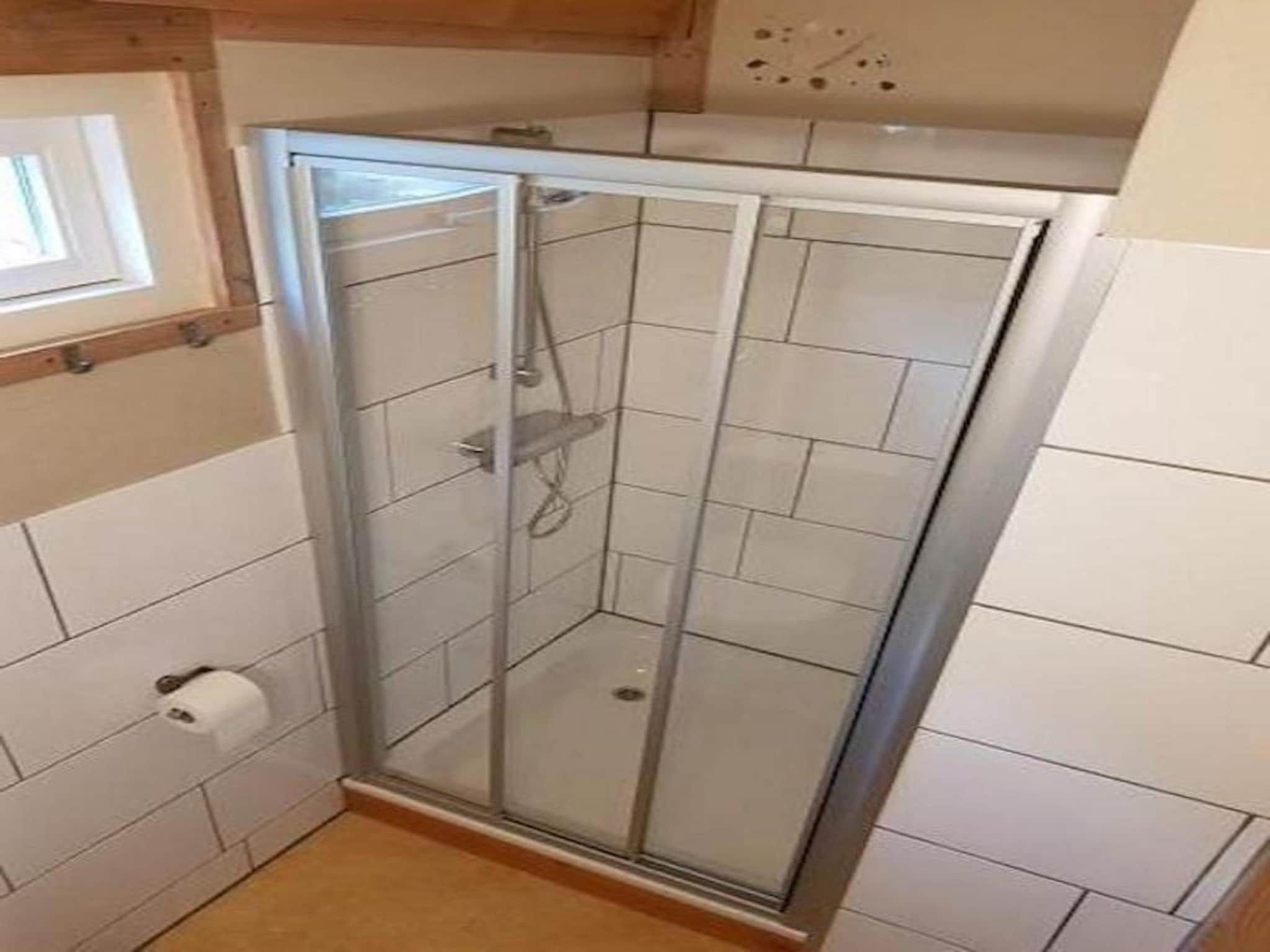 De badkamer van Campanula 171 in Sint Maartenszee
