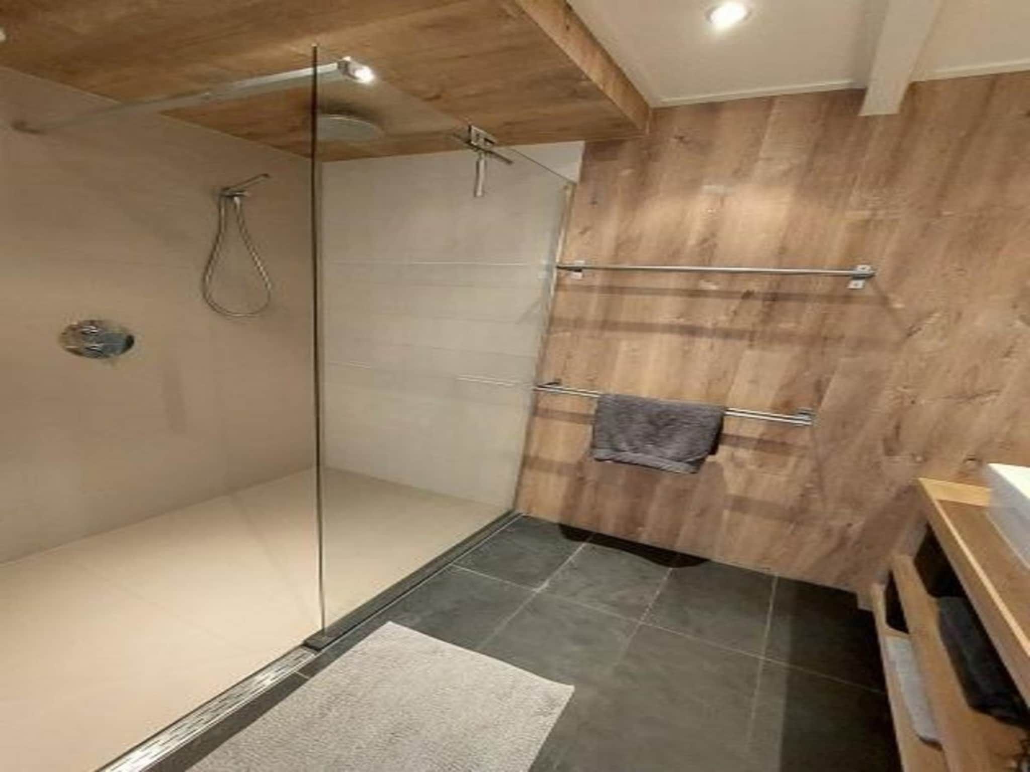 De badkamer van Dorpsstraat 13 in Dirkshorn