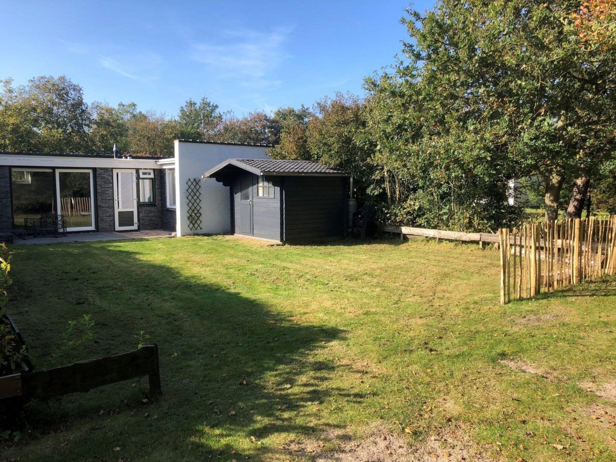 De tuin van Duinland 248 in Sint Maartenszee