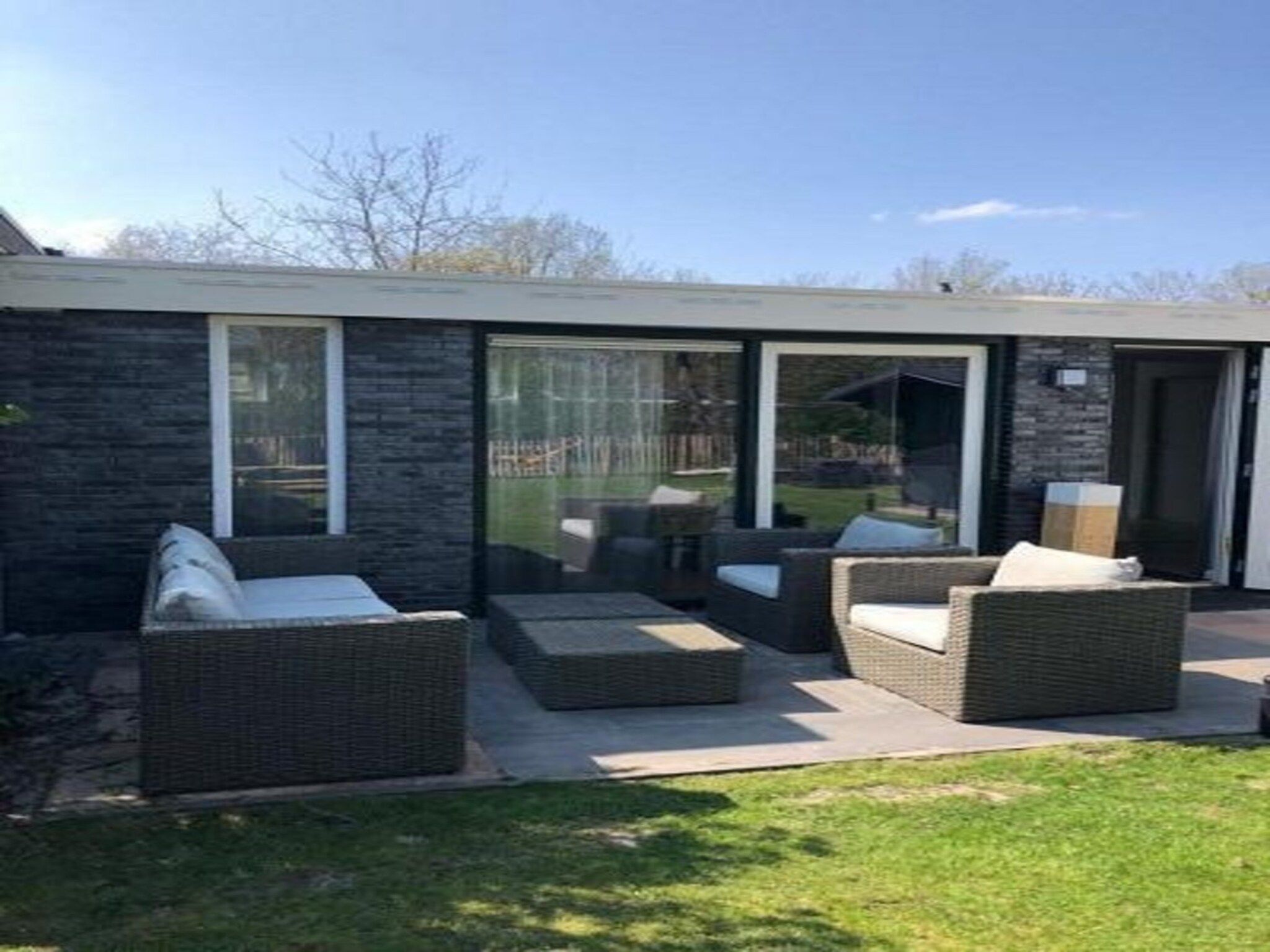 Het terras van Duinland 248 in Sint Maartenszee