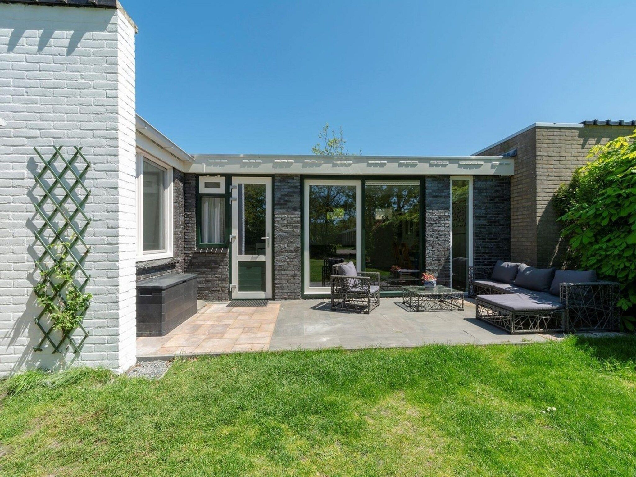 De tuin van Duinland 248 in Sint Maartenszee