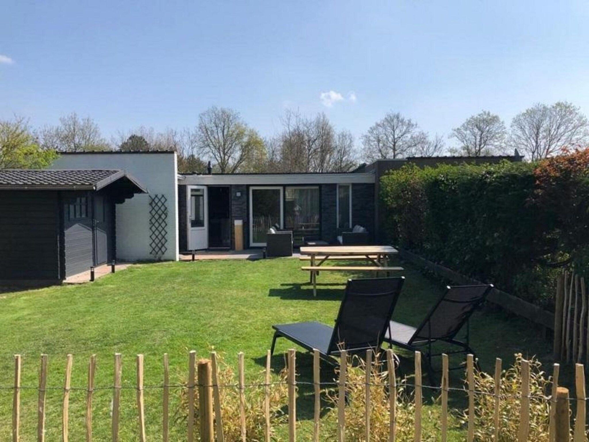 De buitenkant van Duinland 248 in Sint Maartenszee