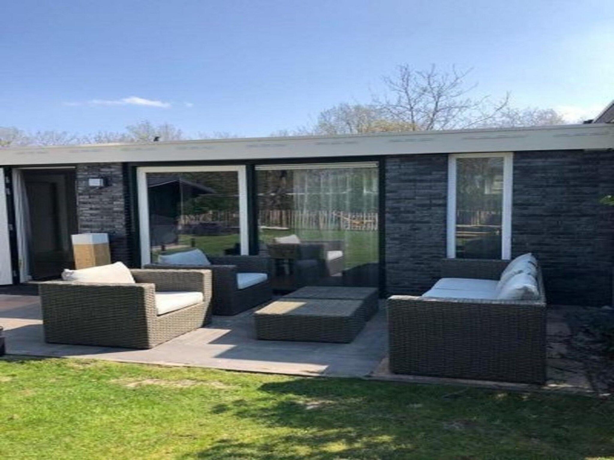 Het terras van Duinland 248 in Sint Maartenszee