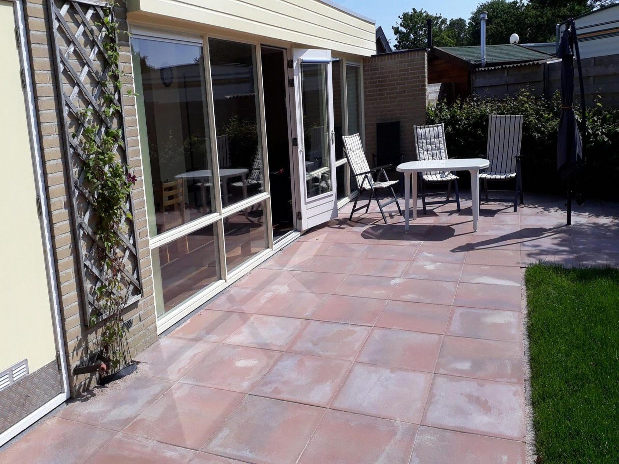 Het terras van De Schelp 14 in Sint Maartenszee