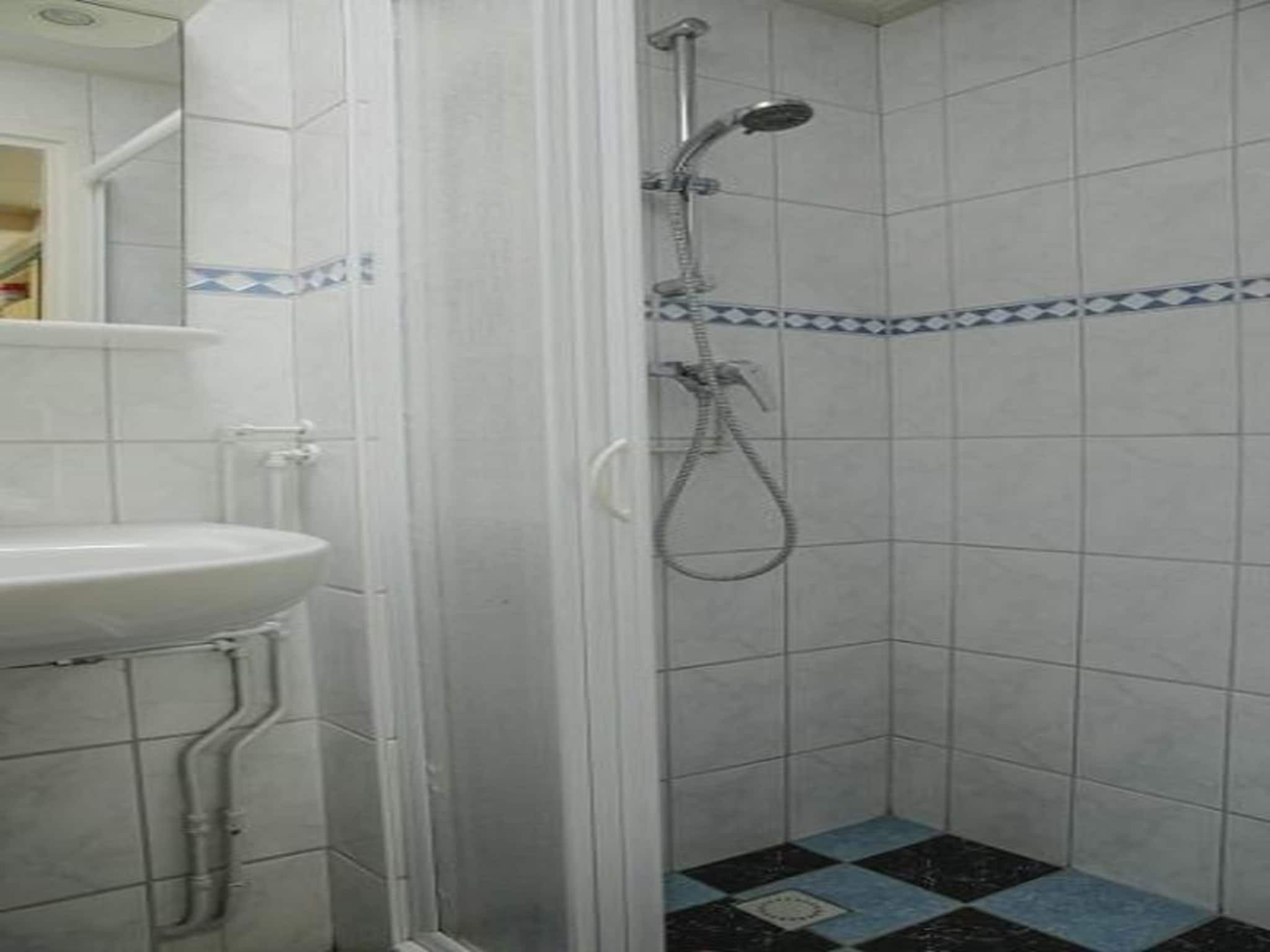 De badkamer van De Schelp 14 in Sint Maartenszee