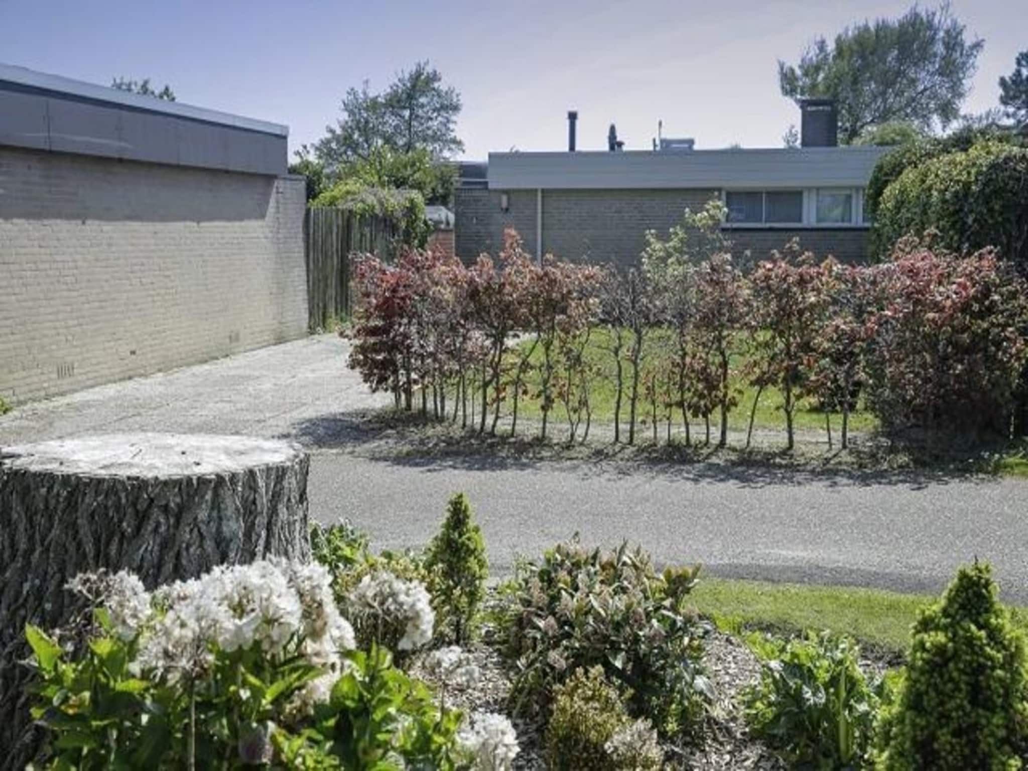 De tuin van De Schelp 14 in Sint Maartenszee