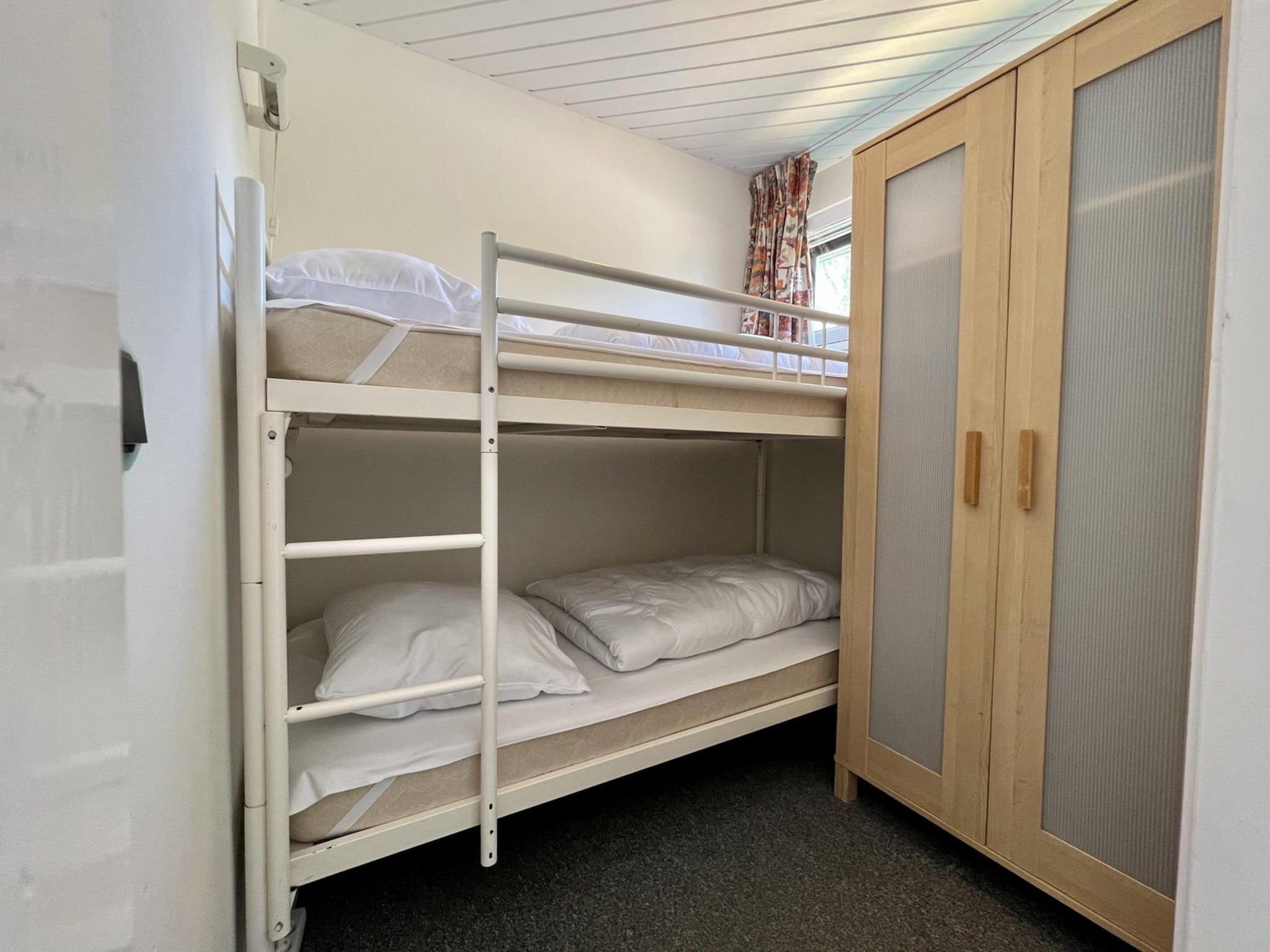 Een slaapkamer van De Schelp 21 in Sint Maartenszee