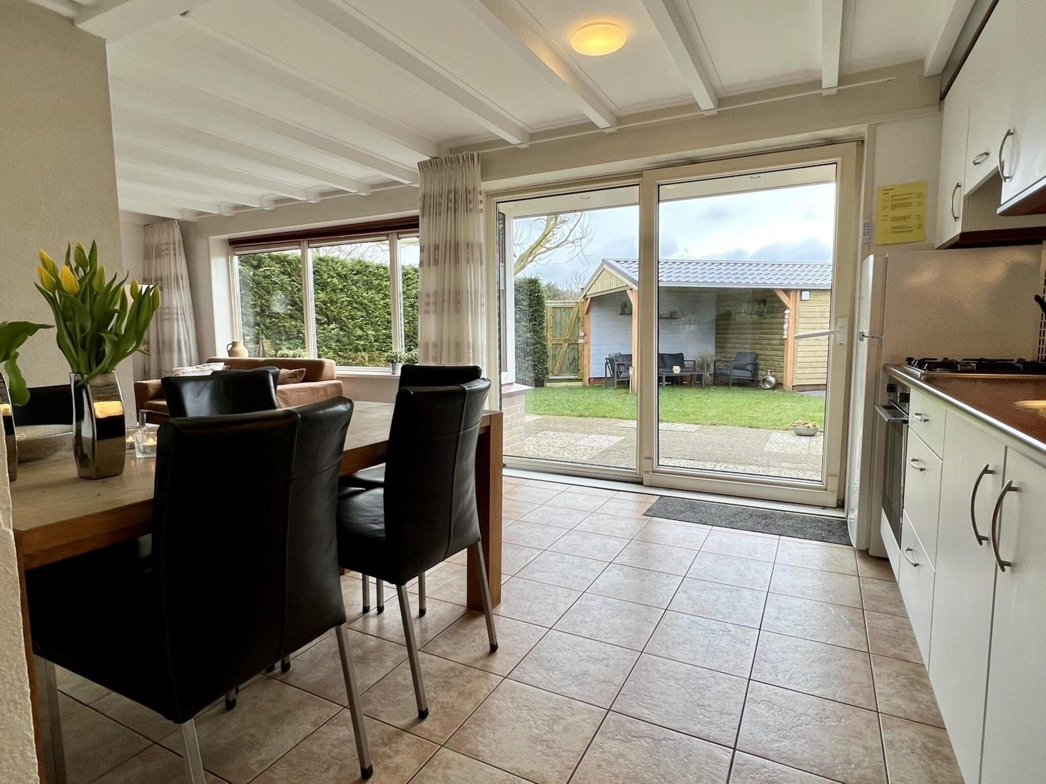 De eetkamer van De Schelp 26 in Sint Maartenszee