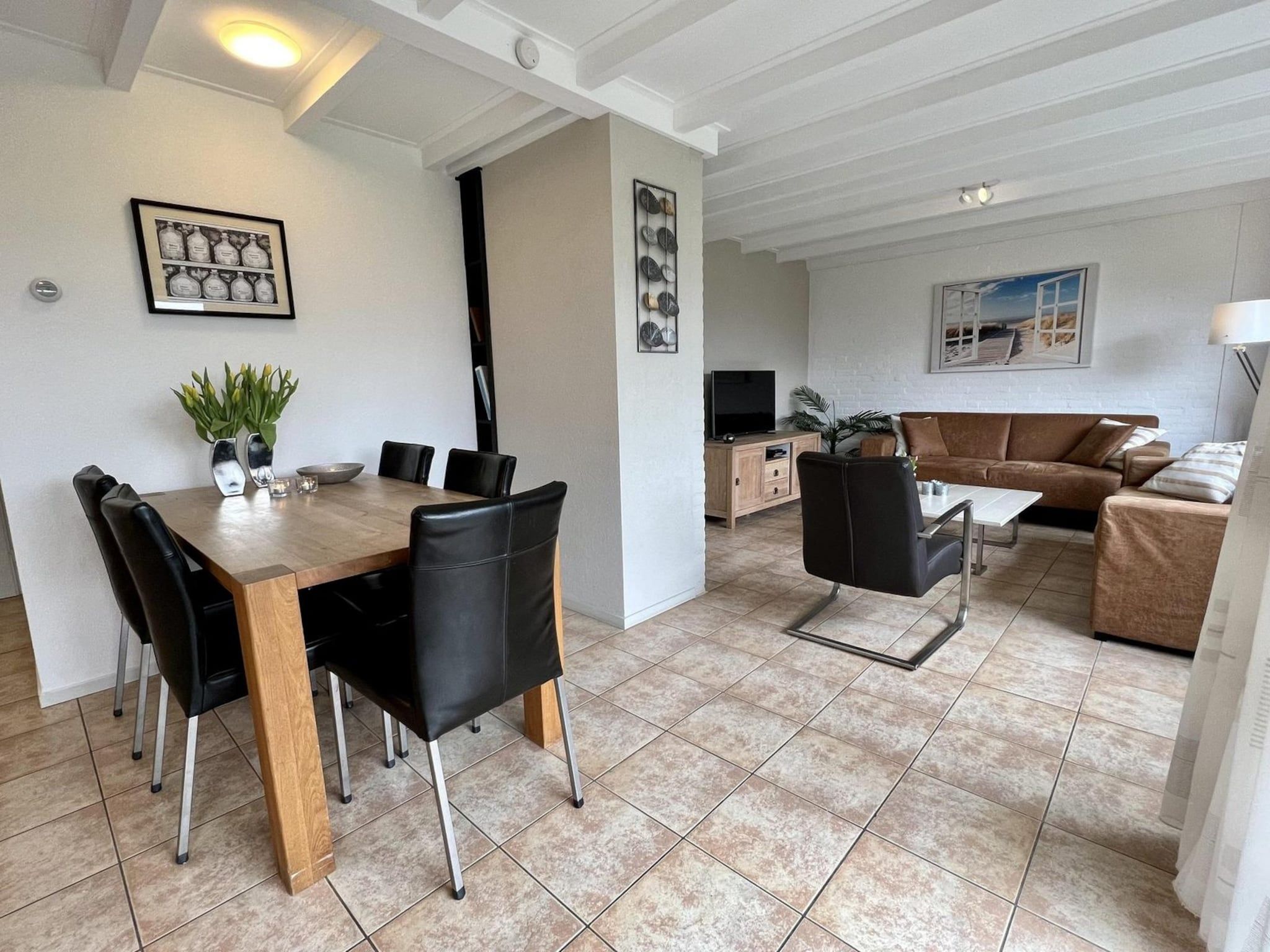 De eetkamer van De Schelp 26 in Sint Maartenszee