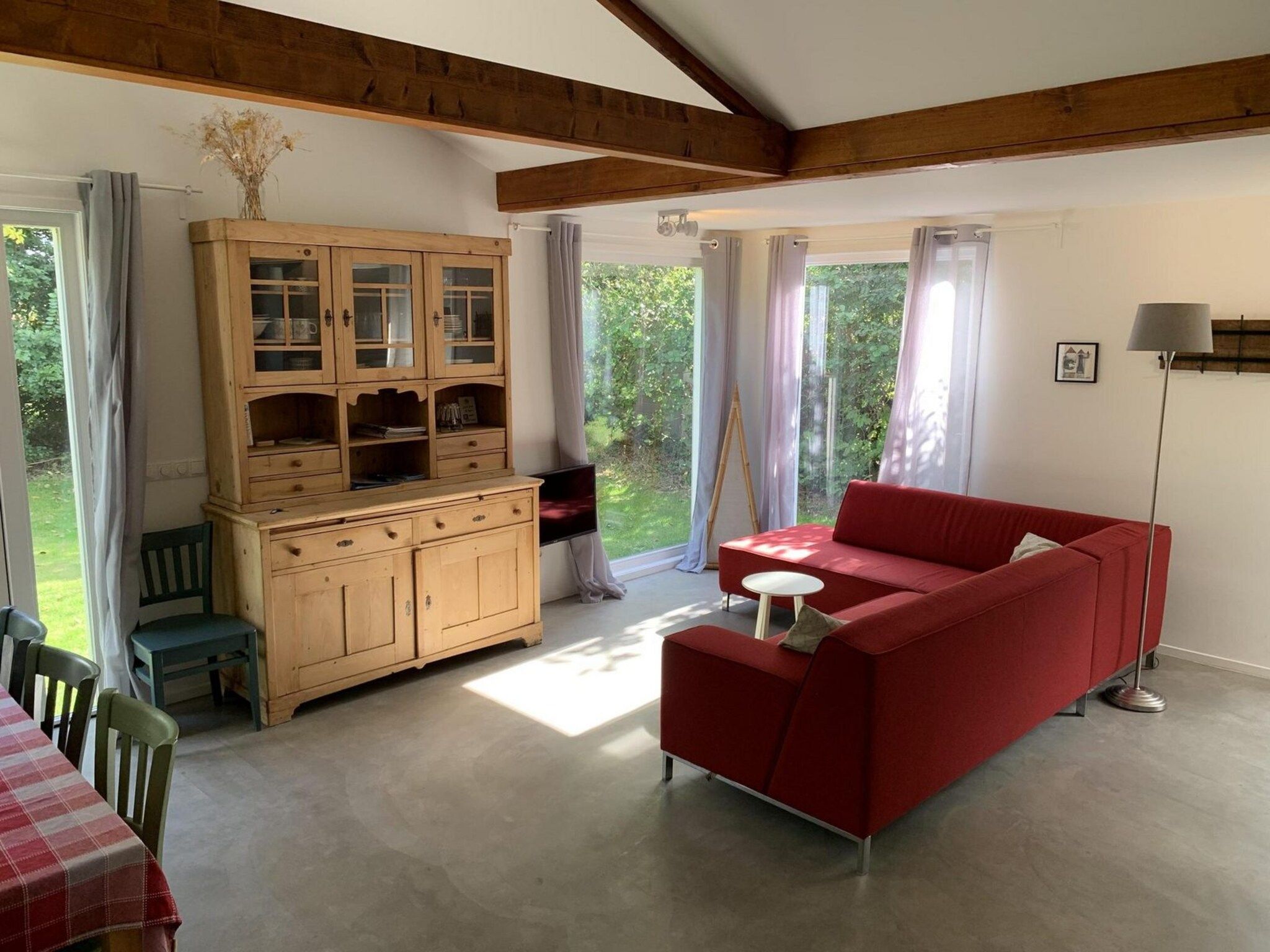 De woonkamer van Eb en Vloed 45 in Sint Maartenszee