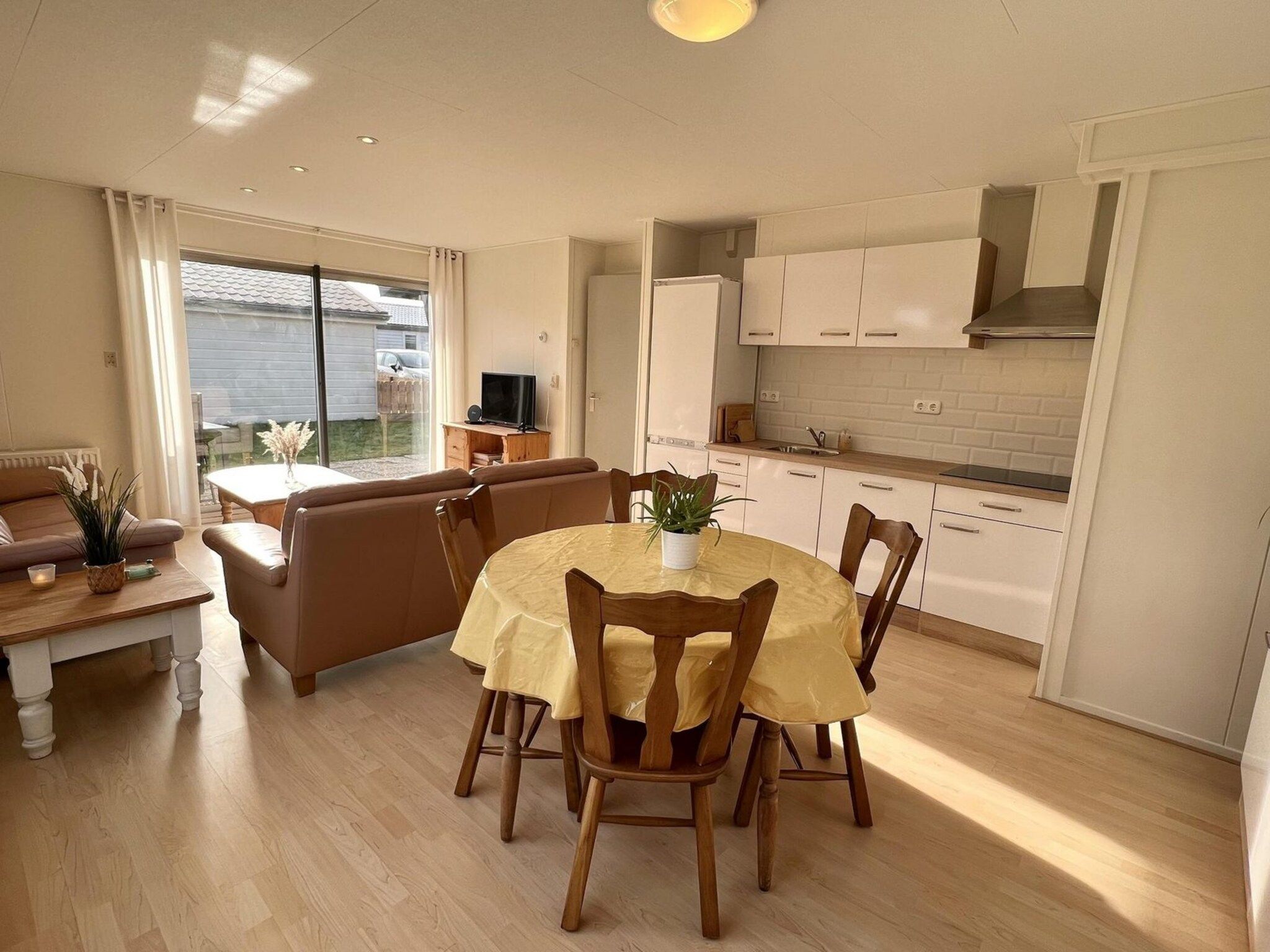 De woonkamer van Eb en Vloed 55 in Sint Maartenszee