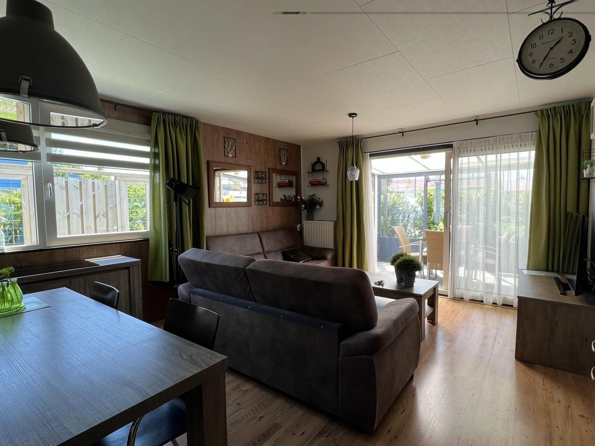 De woonkamer van Eb en Vloed 58 in Sint Maartenszee