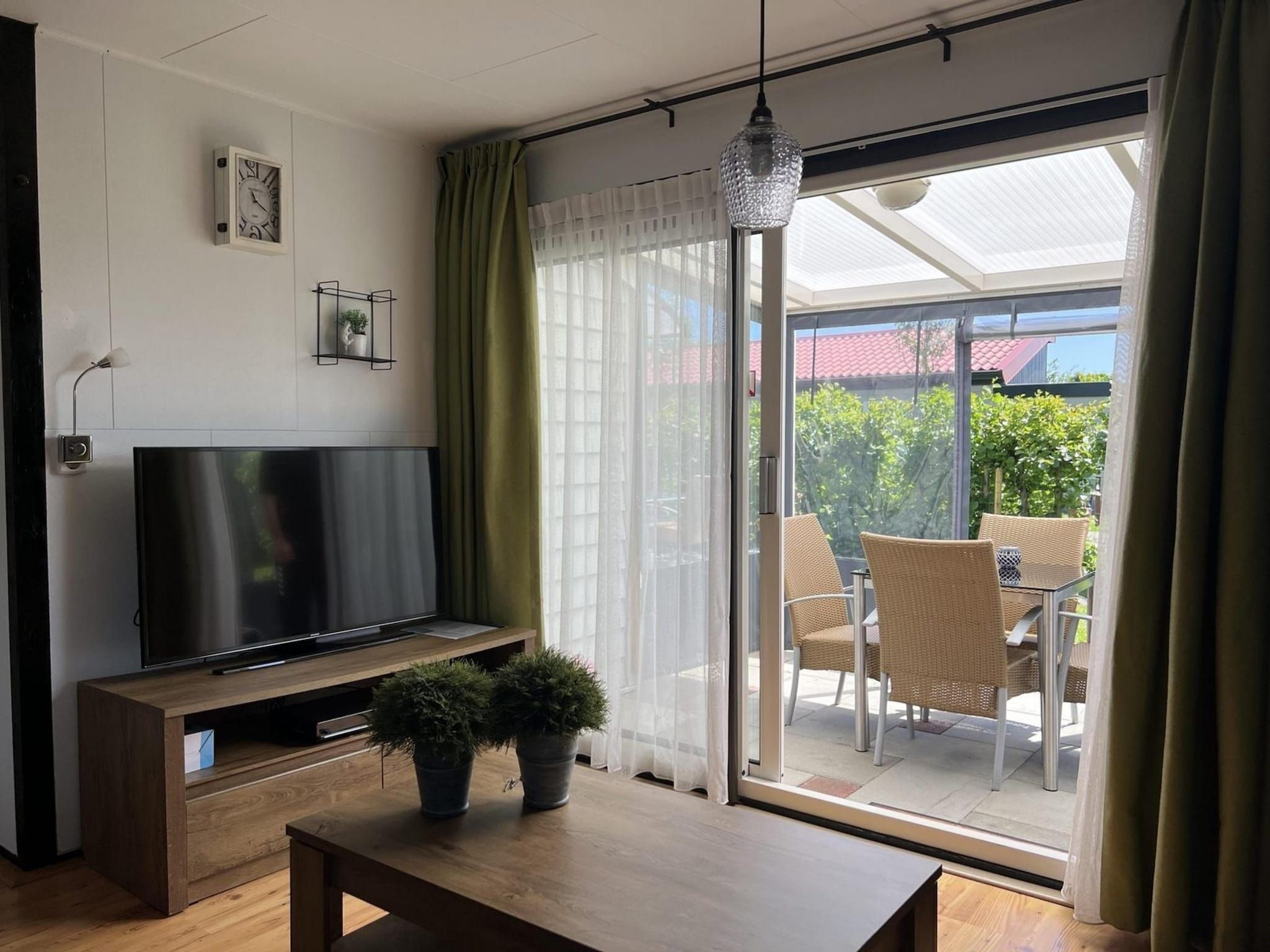 De woonkamer van Eb en Vloed 58 in Sint Maartenszee