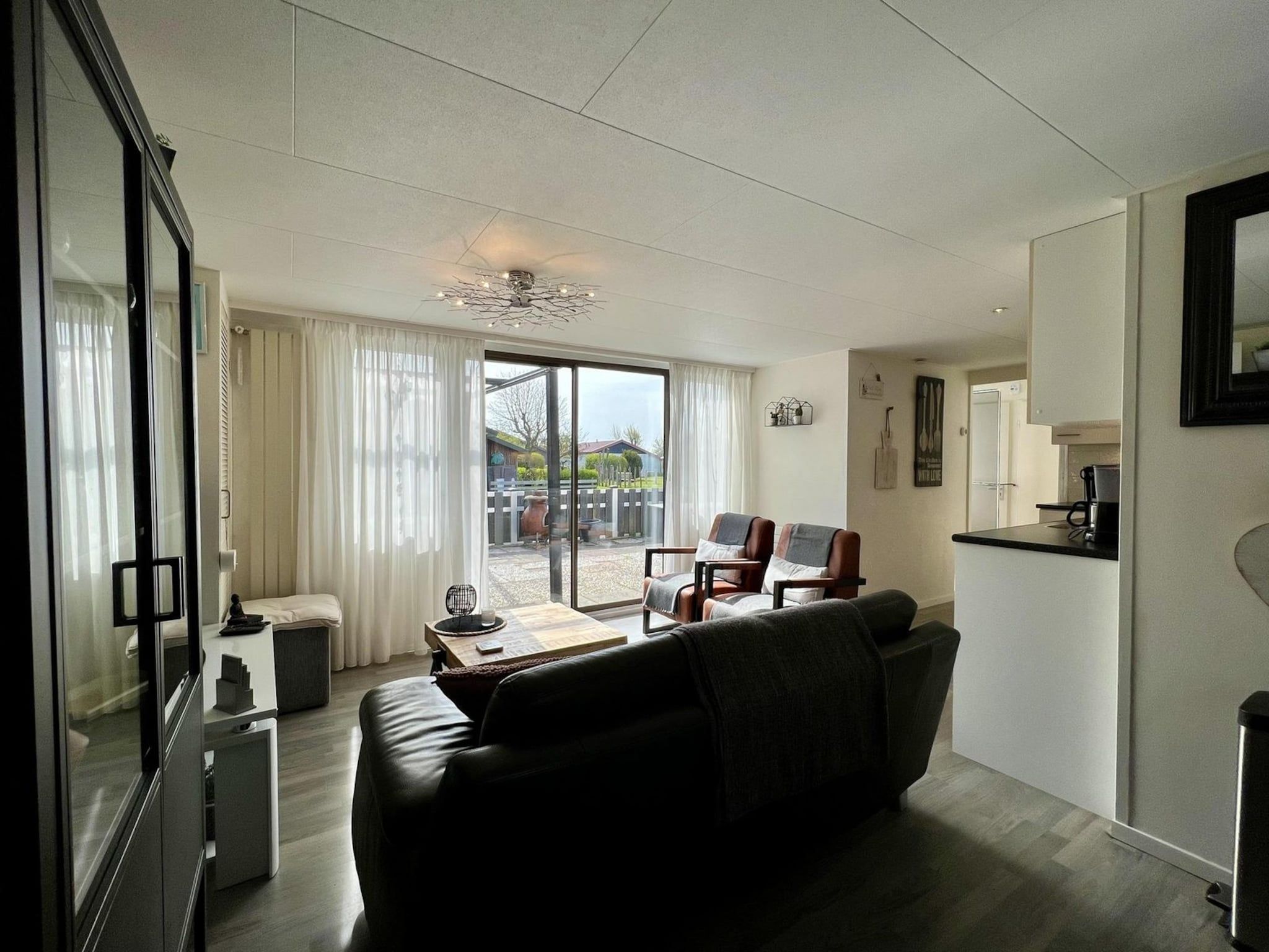 De woonkamer van Eb en Vloed 75 in Sint Maartenszee