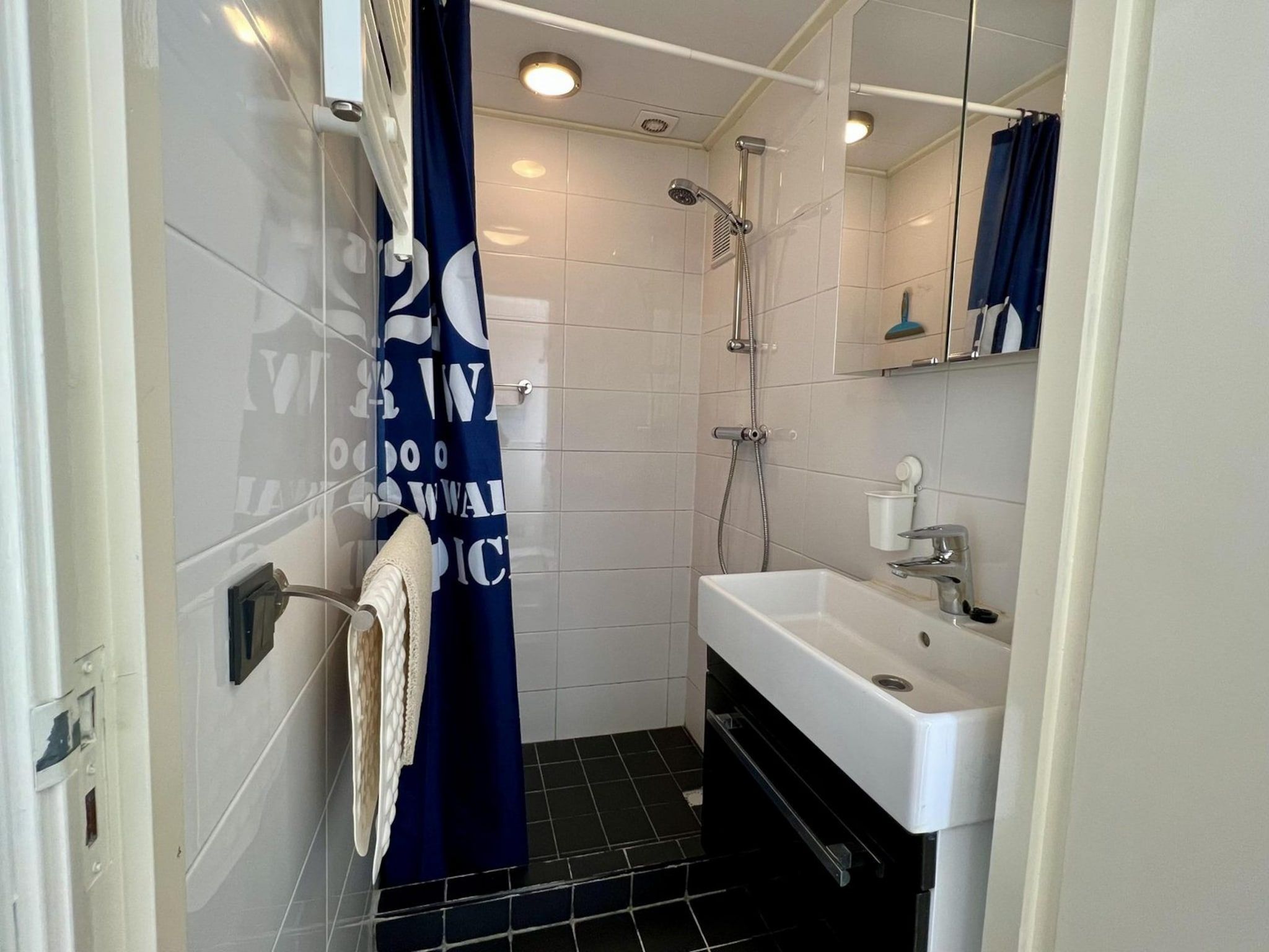 De badkamer van Eb en Vloed 75 in Sint Maartenszee