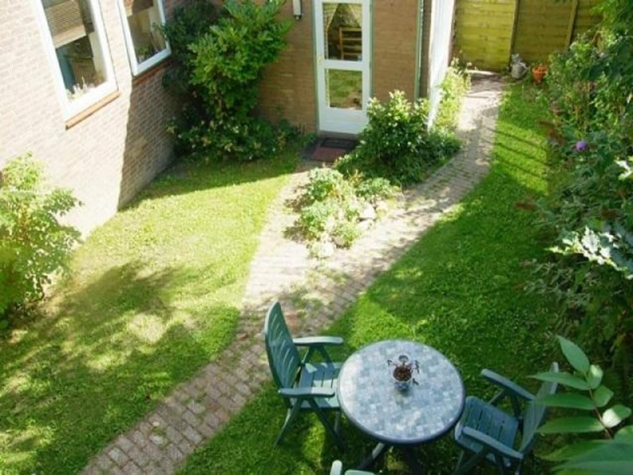 De tuin van Eriksstraat 8 in Petten