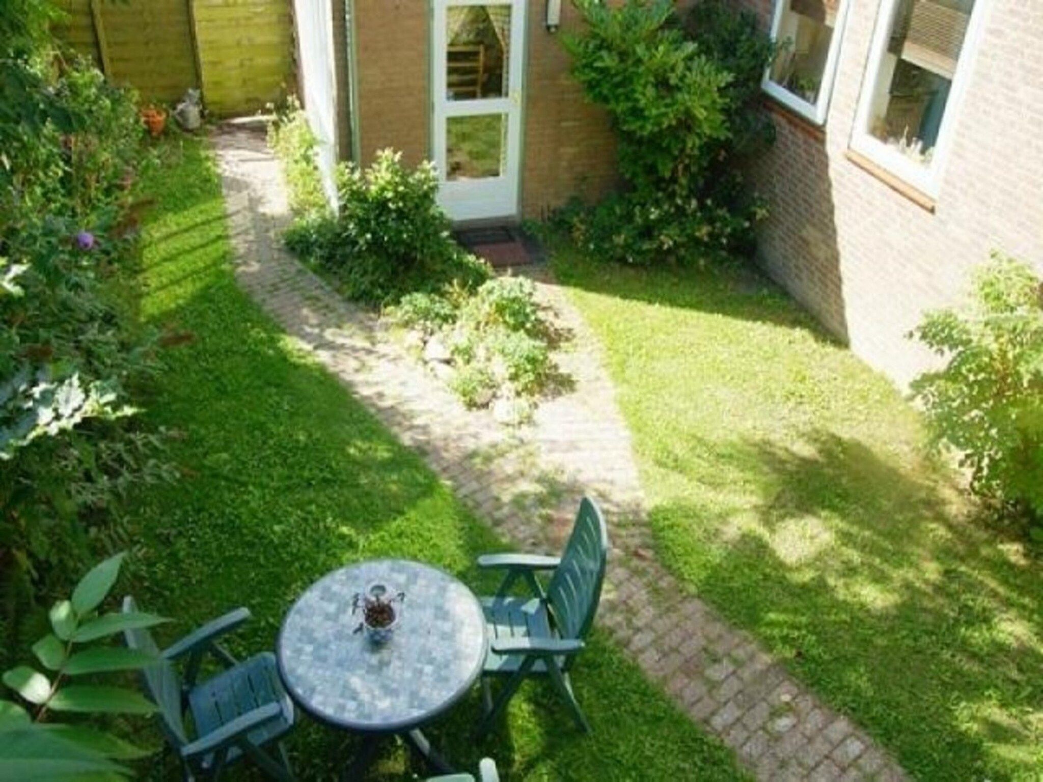 Het terras van Eriksstraat 8 in Petten