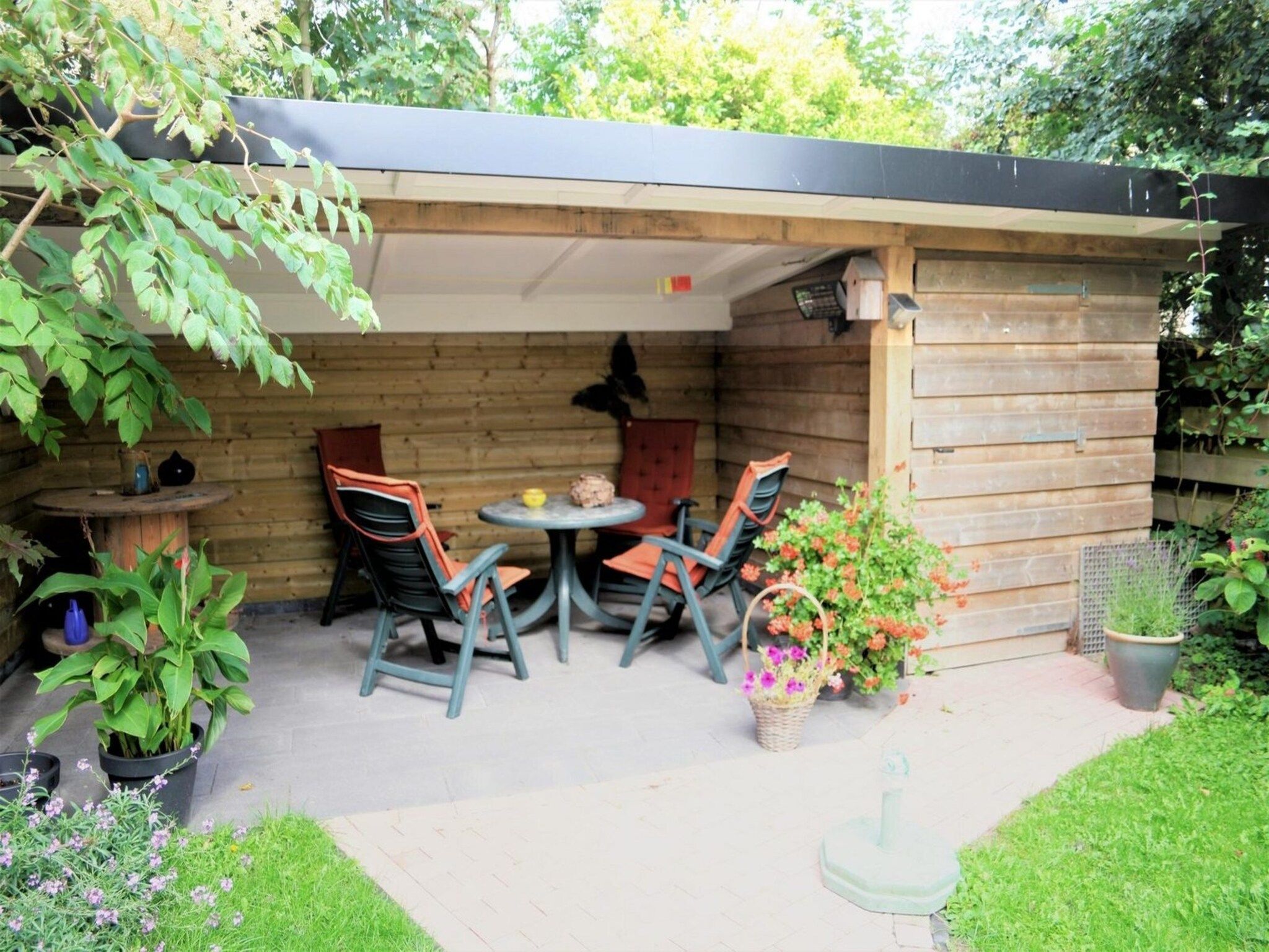 Het terras van Eriksstraat 8 in Petten