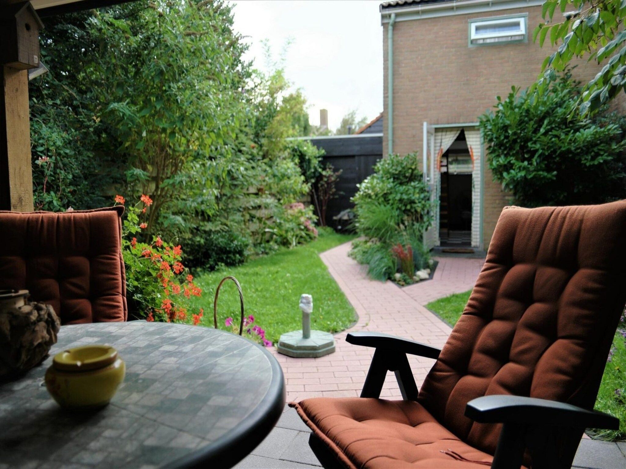 Het terras van Eriksstraat 8 in Petten