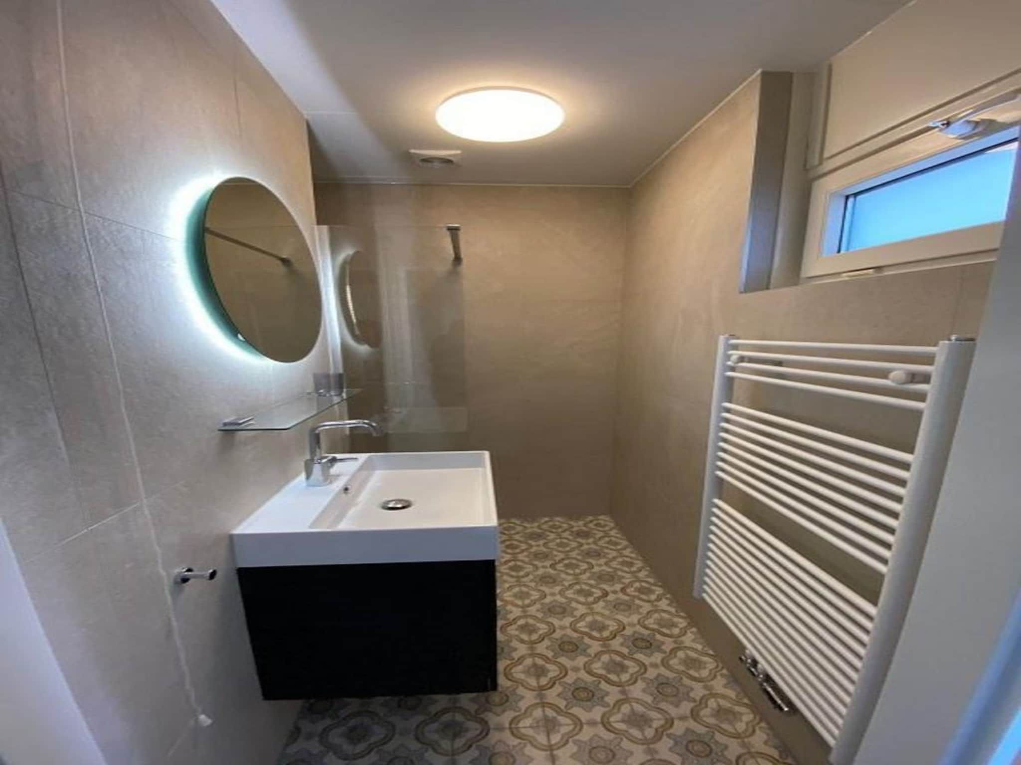 De badkamer van Kloosterbos 4 in Sint Maartensbrug