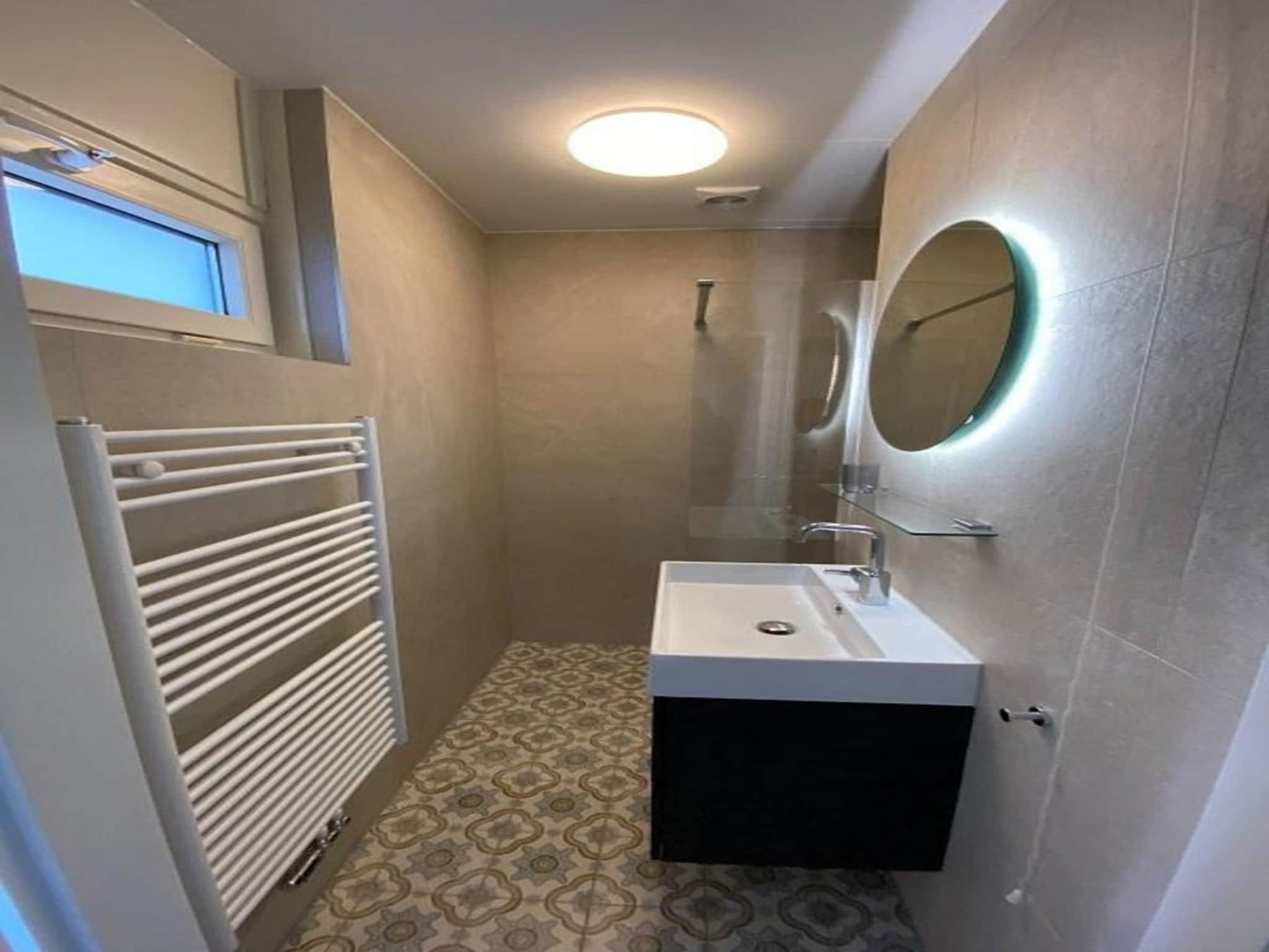 De badkamer van Kloosterbos 4 in Sint Maartensbrug