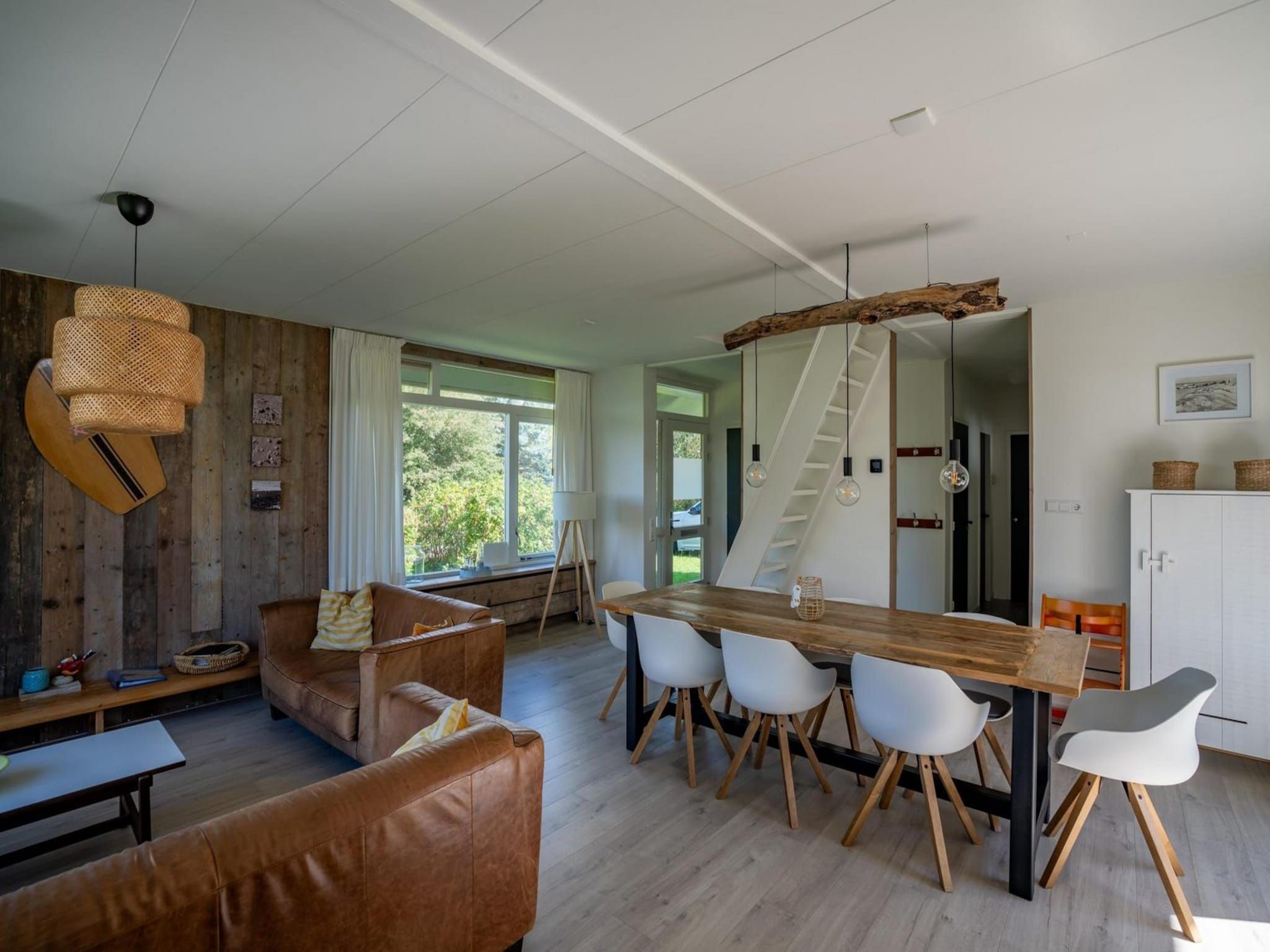 De eetkamer van Korfwaterweg 41 in Petten